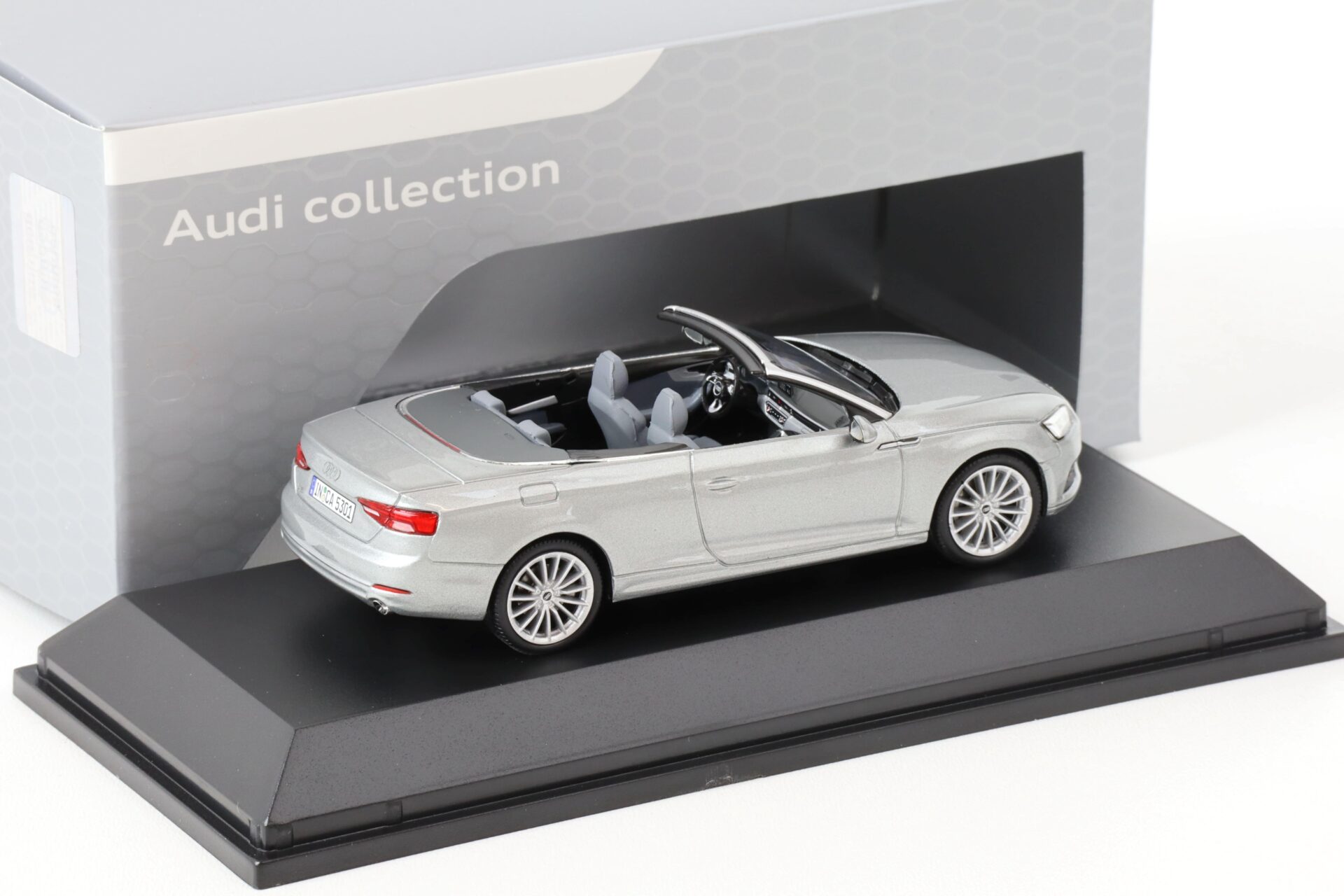 1:43 Spark Audi A5 Cabriolet Florett silver metallic 2017 DEALER VERSION