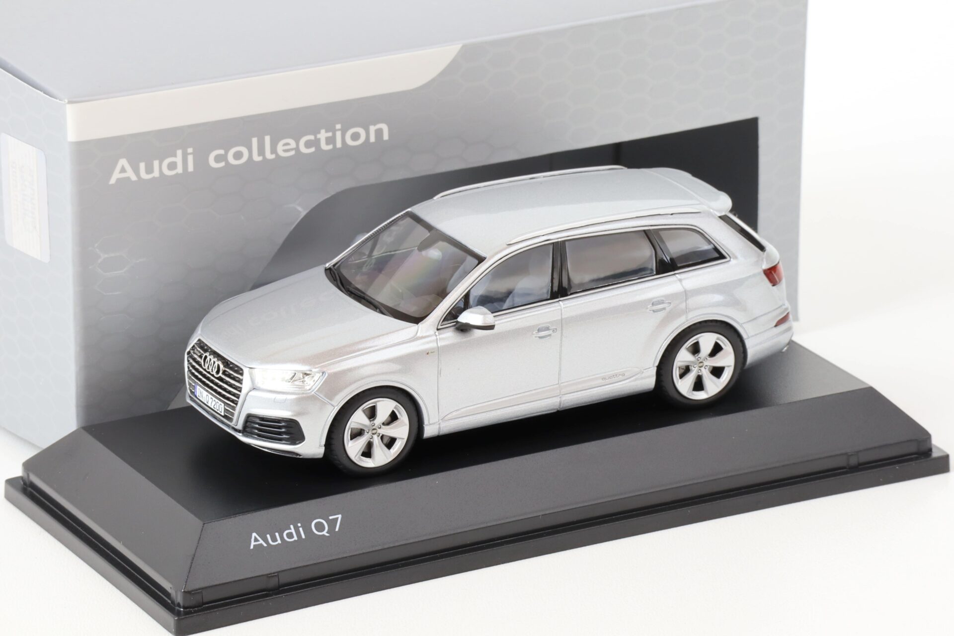 1:43 Spark Audi Q7 SUV Florett silver metallic 2015 DEALER VERSION