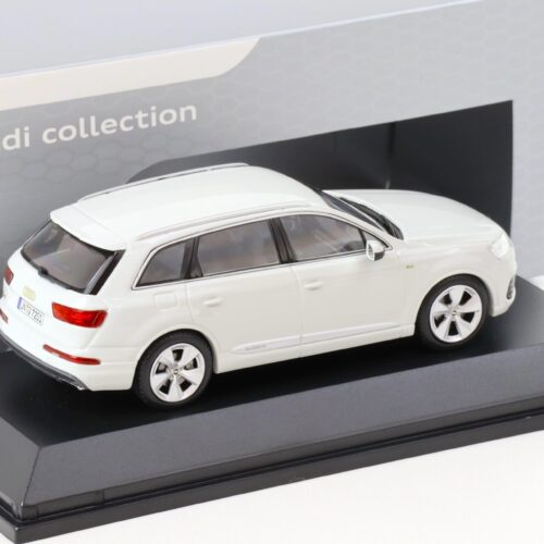 1:43 Spark Audi Q7 SUV Glacier white 2015 DEALER VERSION