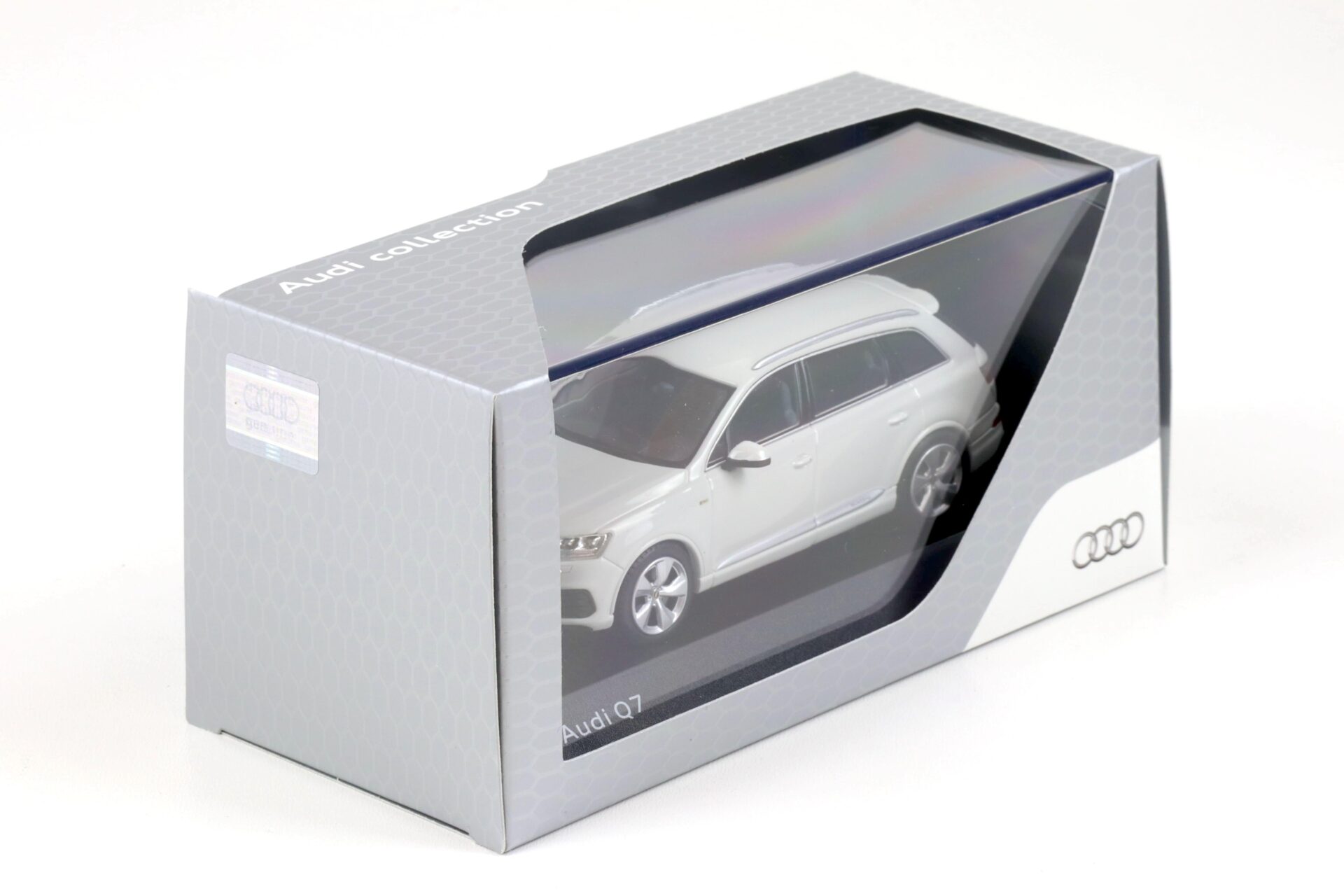 1:43 Spark Audi Q7 SUV Glacier white 2015 DEALER VERSION