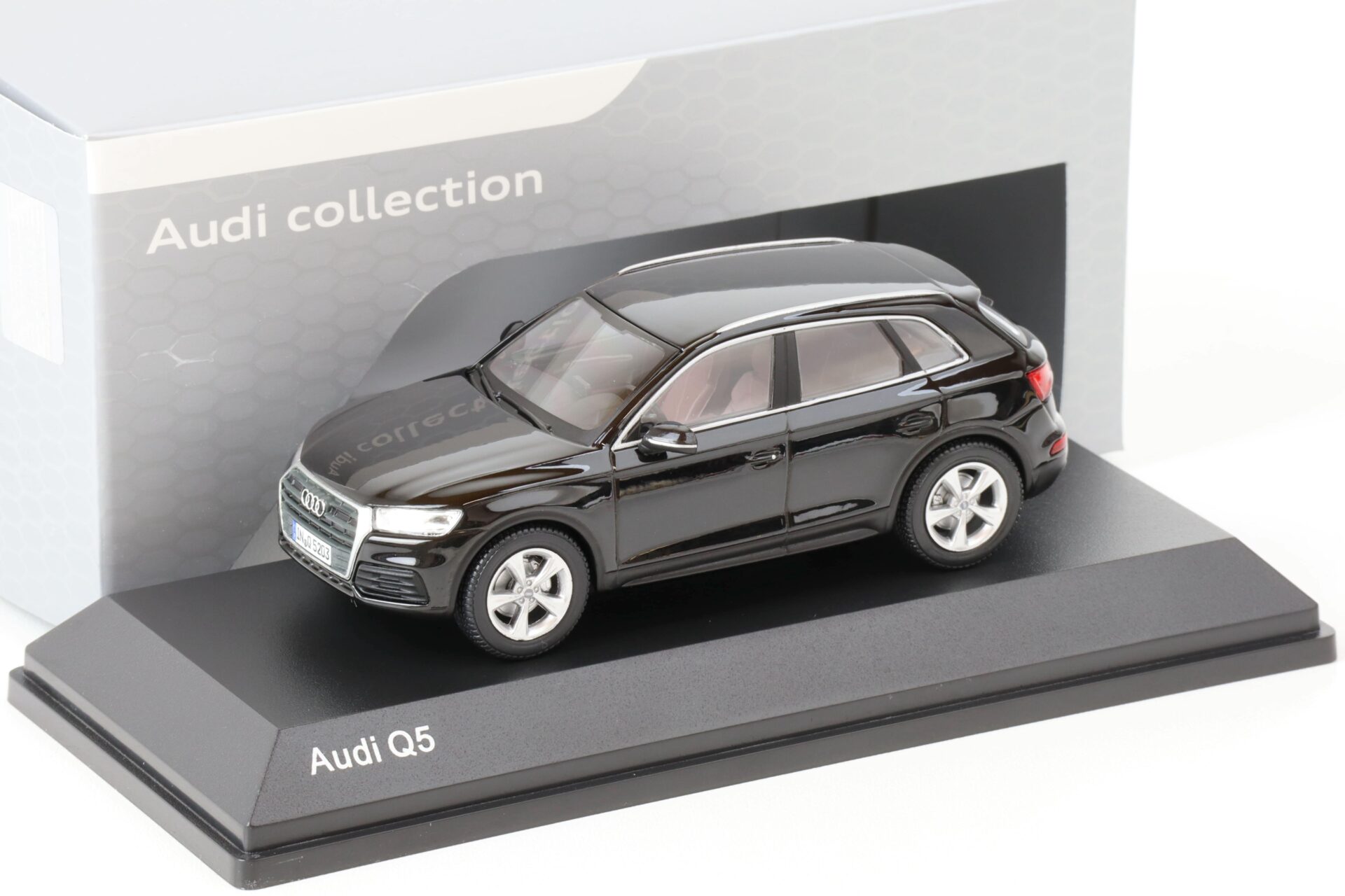 ID 68917 orig.jpg 1:43 iScale Audi Q5 Myth black 2017 DEALER VERSION
