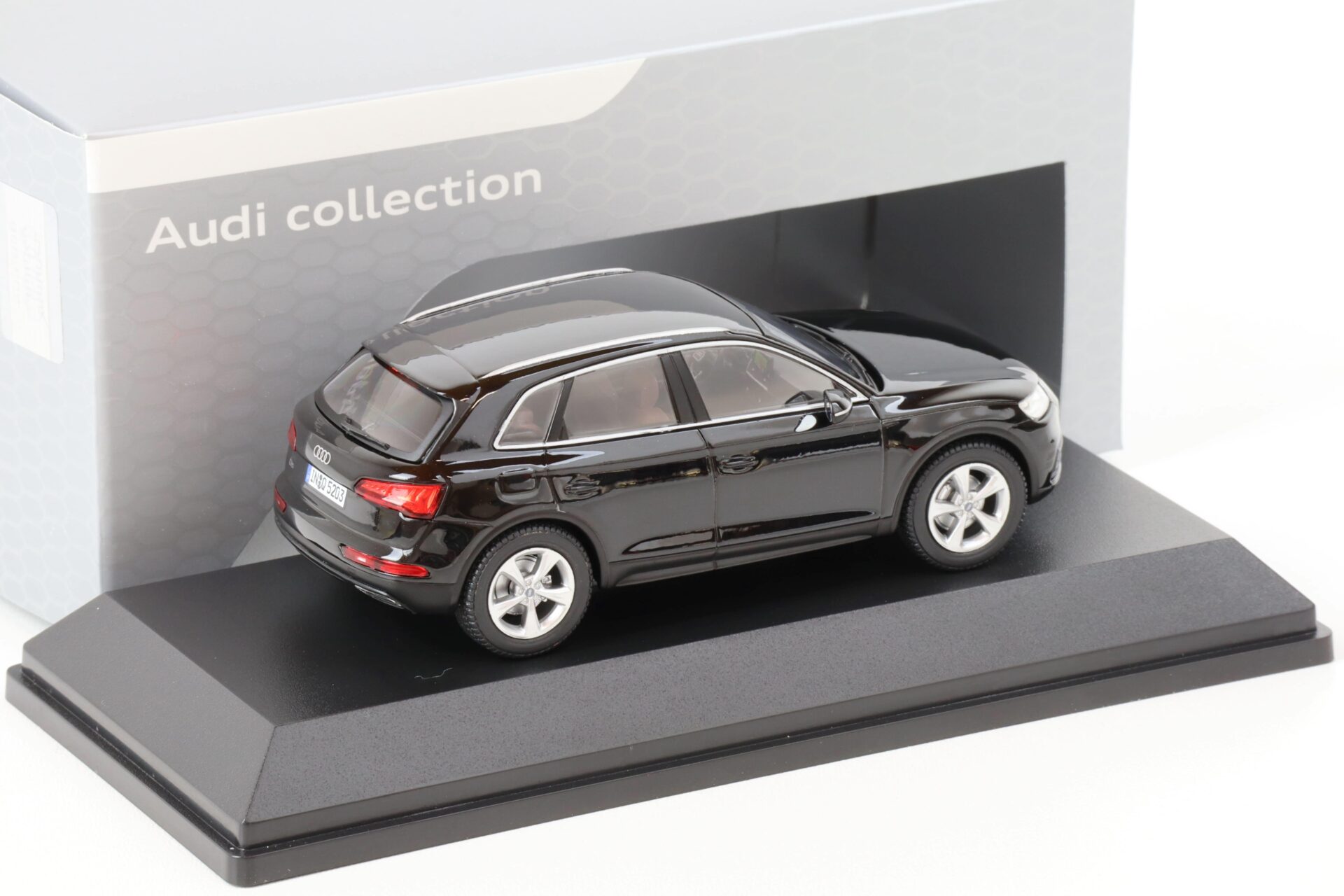 1:43 iScale Audi Q5 Myth black 2017 DEALER VERSION