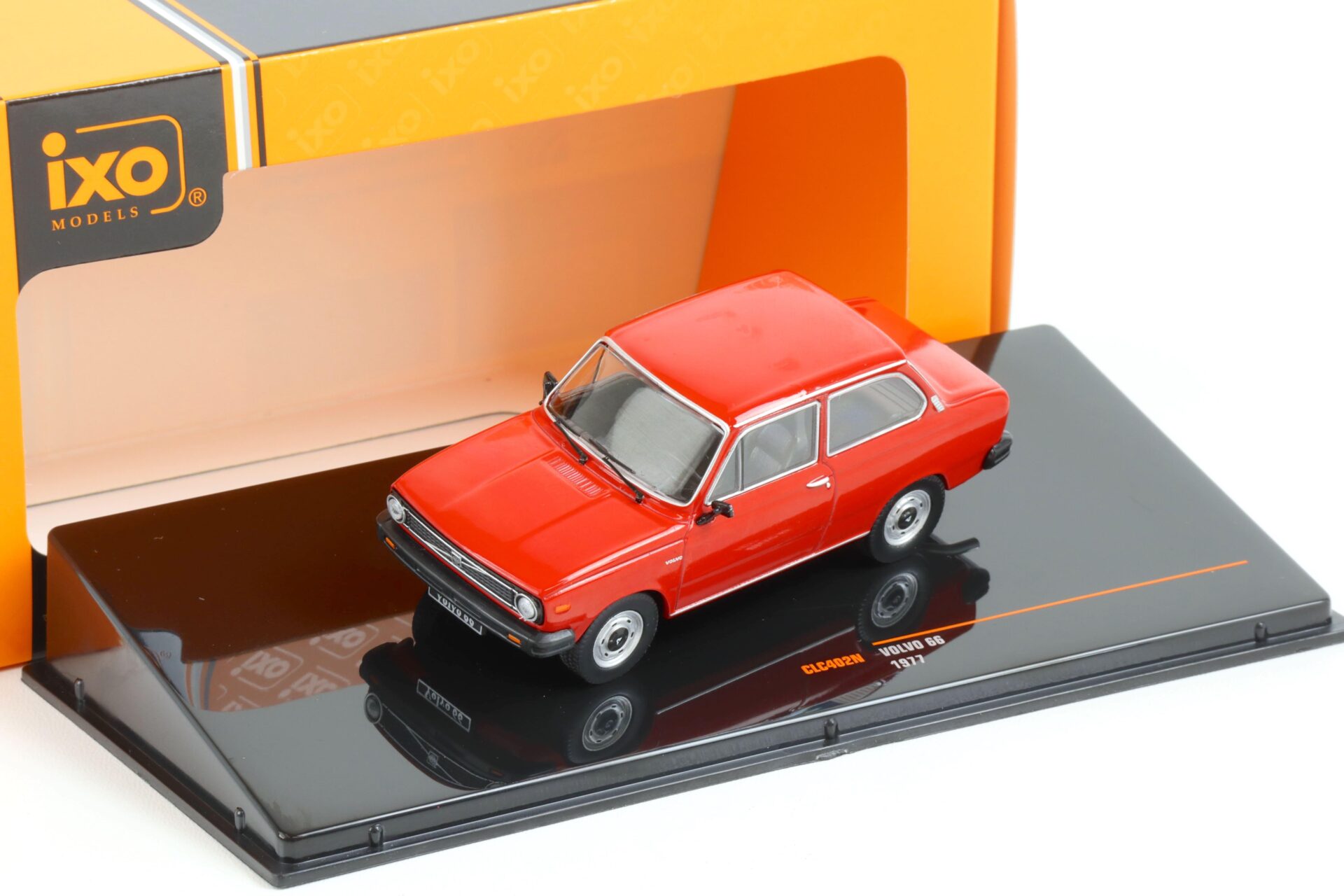 1:43 IXO 1977 Volvo 66 red CLC402N
