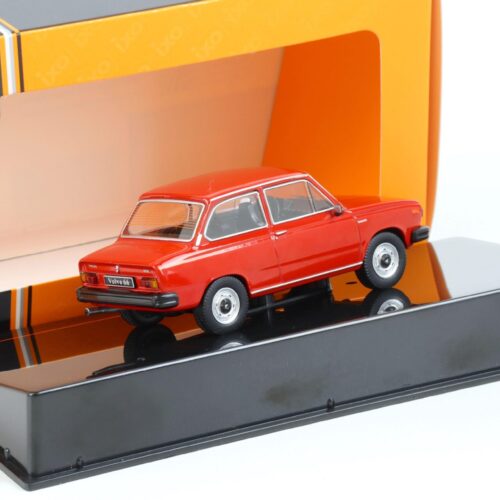 1:43 IXO 1977 Volvo 66 red CLC402N