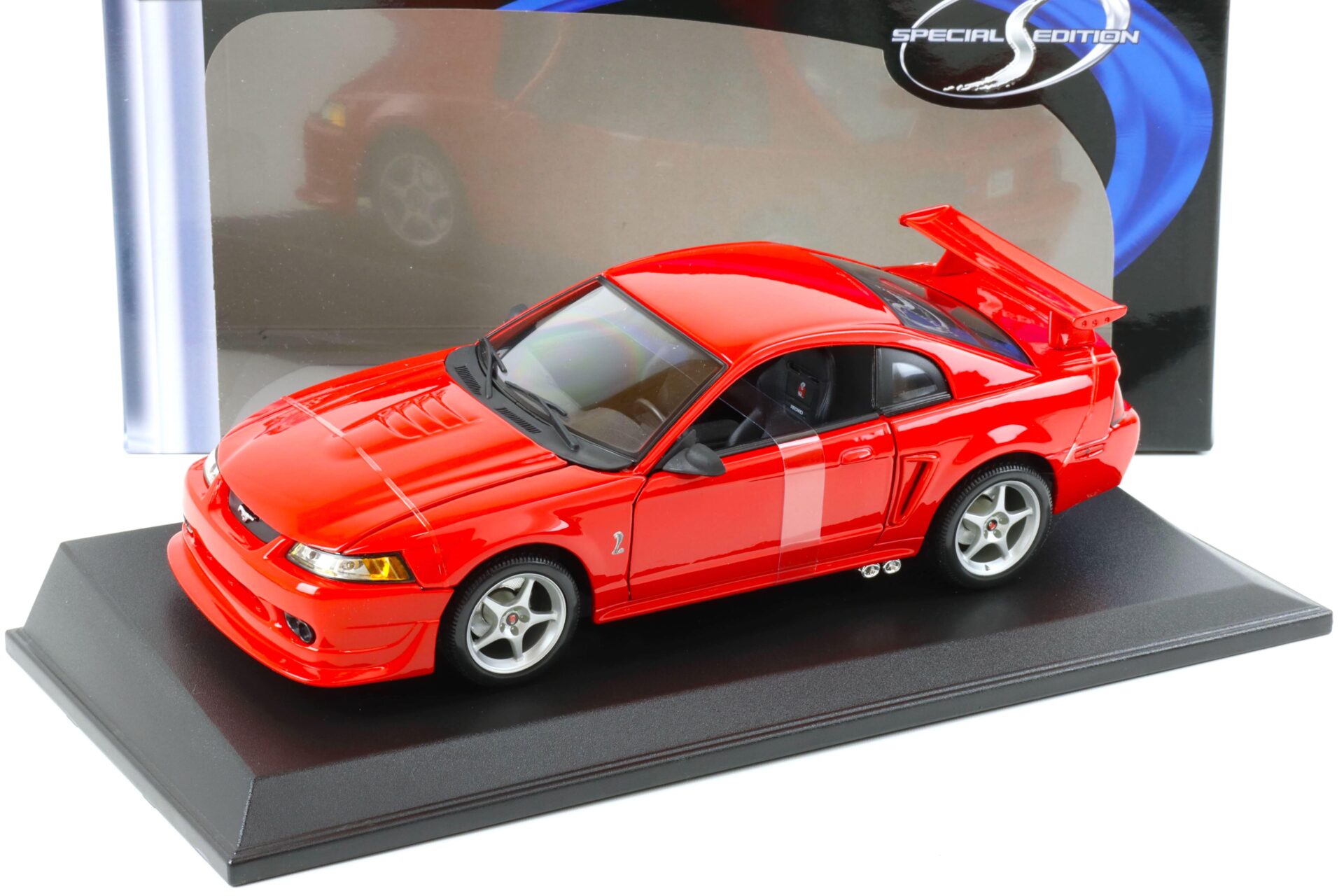 ID 69244 orig.jpg 1:18 Maisto 2000 Ford Mustang SVT Cobra R Coupe red