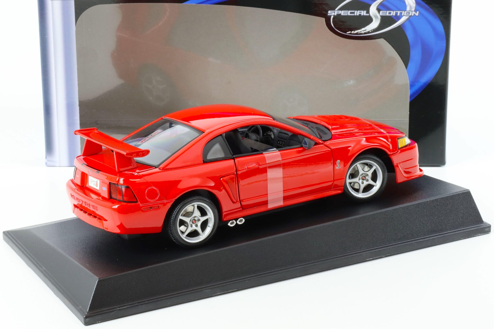 1:18 Maisto 2000 Ford Mustang SVT Cobra R Coupe red