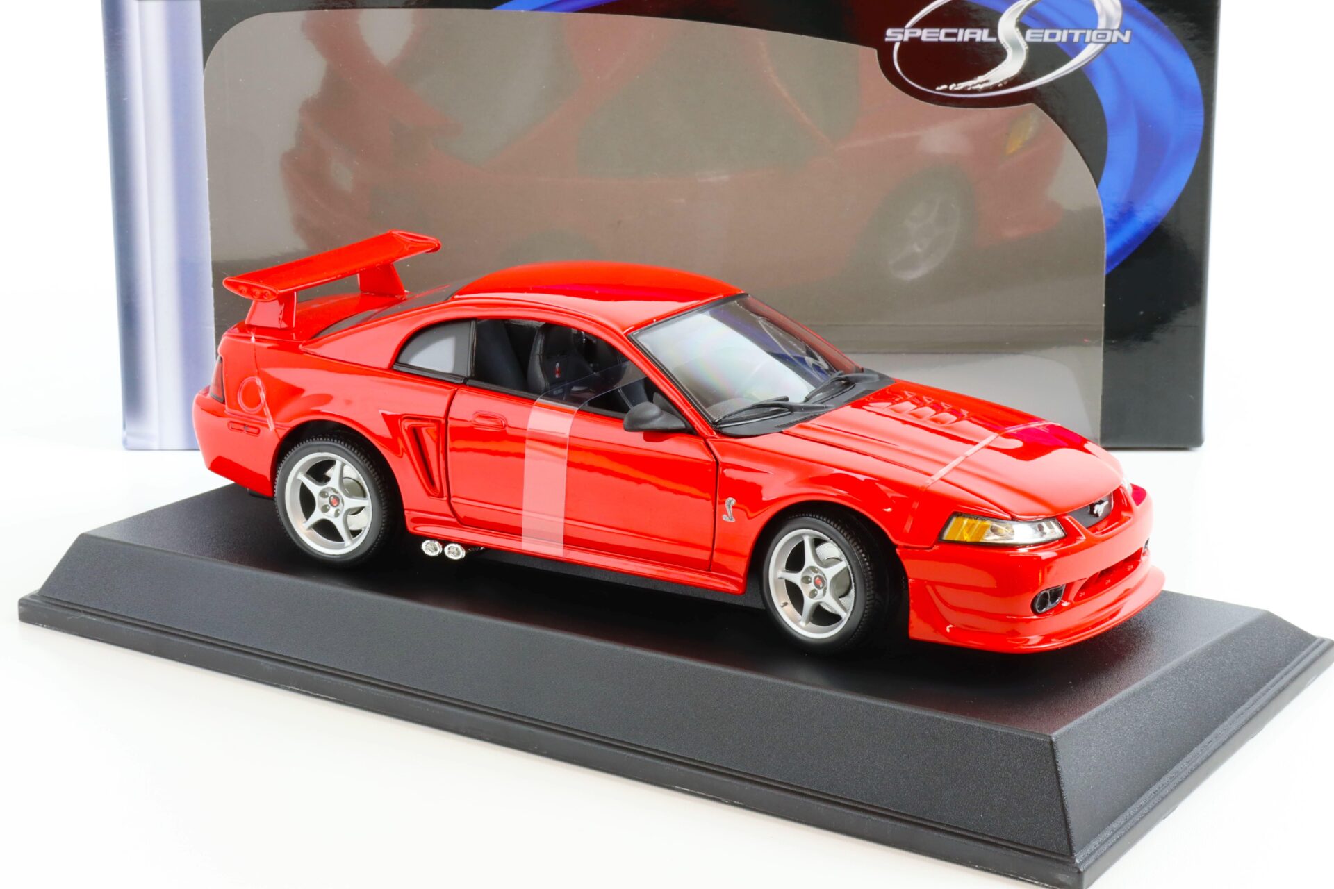 1:18 Maisto 2000 Ford Mustang SVT Cobra R Coupe red
