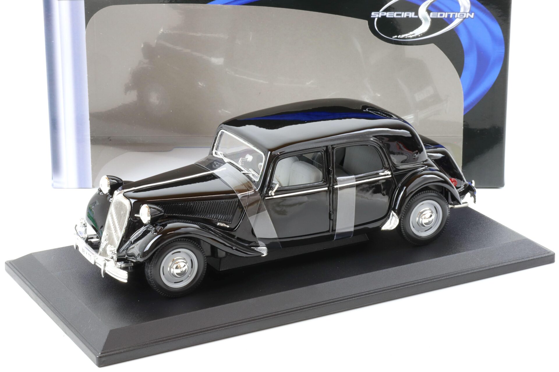 1:18 Maisto 1952 Citroen 15CV 6 Cyl. black