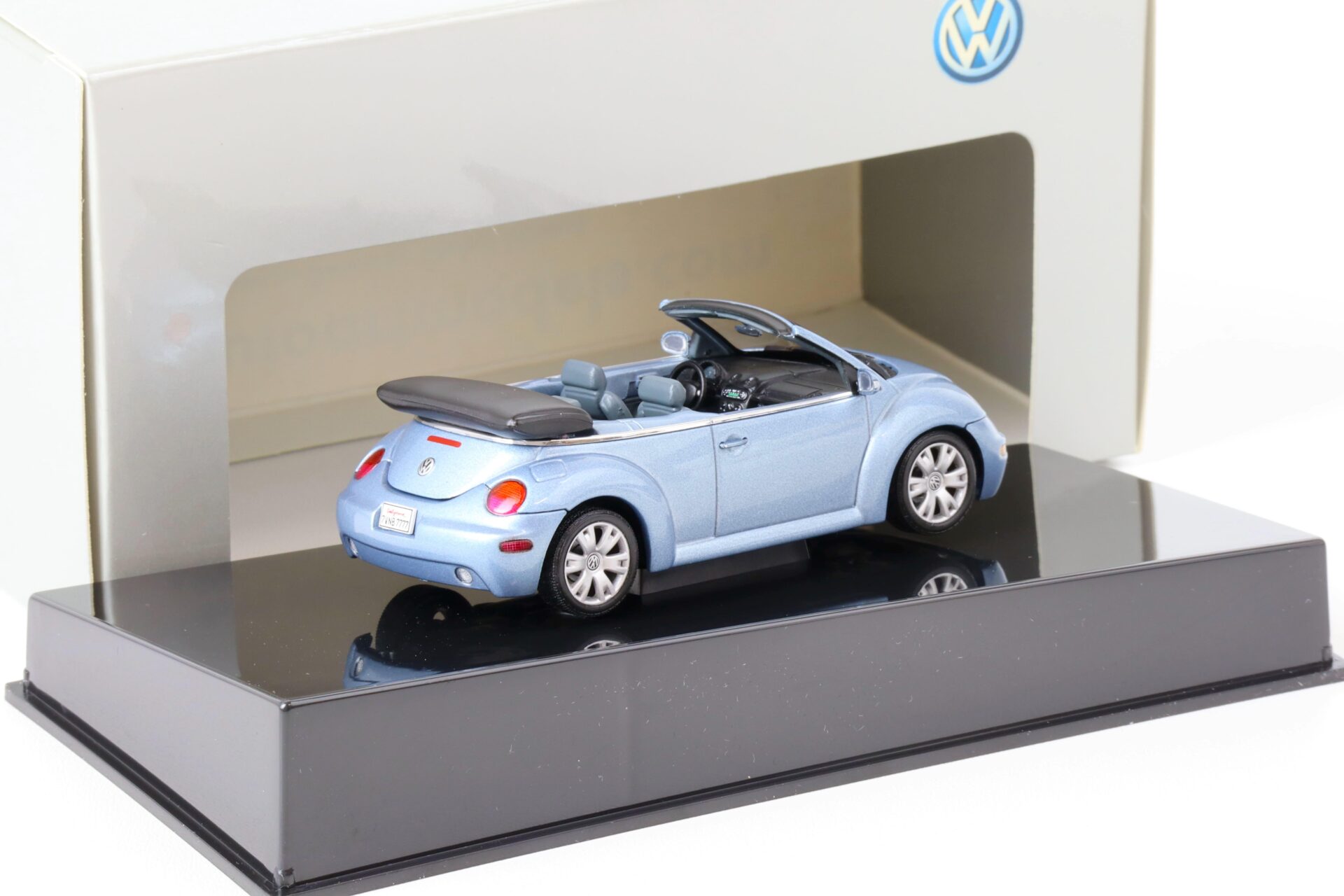 1:43 AUTOart VW Beetle Cabriolet Speed blue metallic 59756