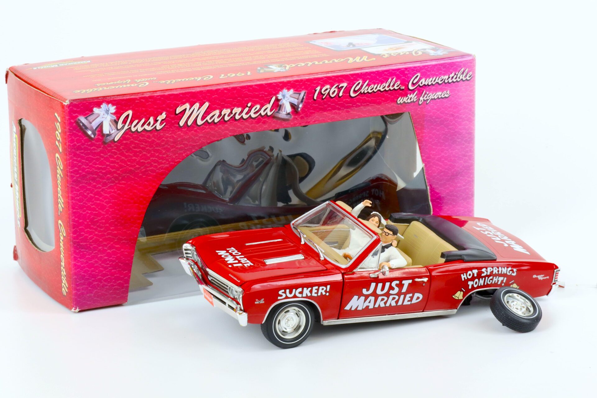 (A6A447) 1:18 ERTL 1967 Chevrolet Chevelle Convertible Just Married with figures