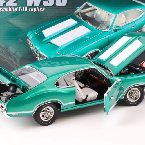 1:18 ACME 1972 Oldsmobile 442 W30 Coupe radiant green/ white