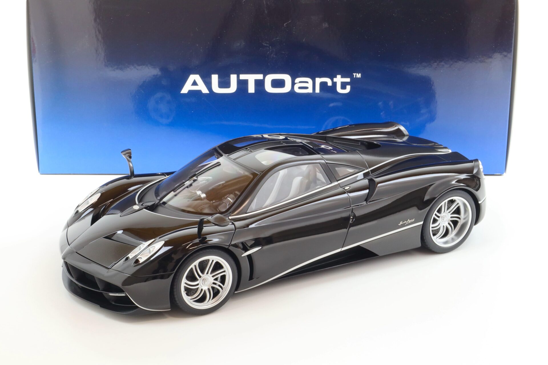 ID 69634 orig.jpg 1:12 AUTOart Pagani Huayra gloss black & silver stripes 12233