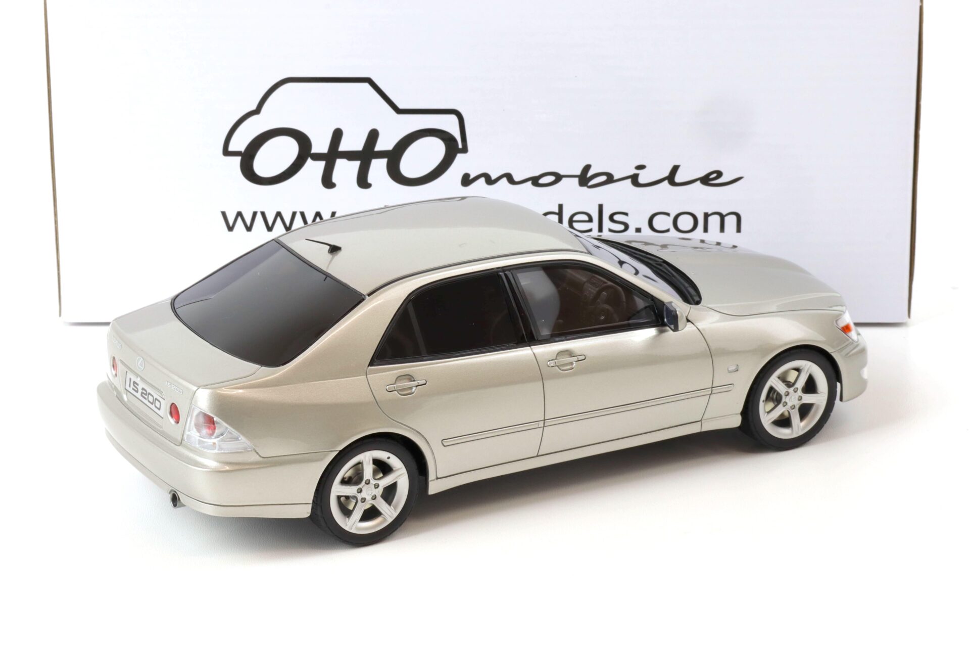 1:18 OTTO mobile OT991 Lexus IS200 Limousine 1998 silver