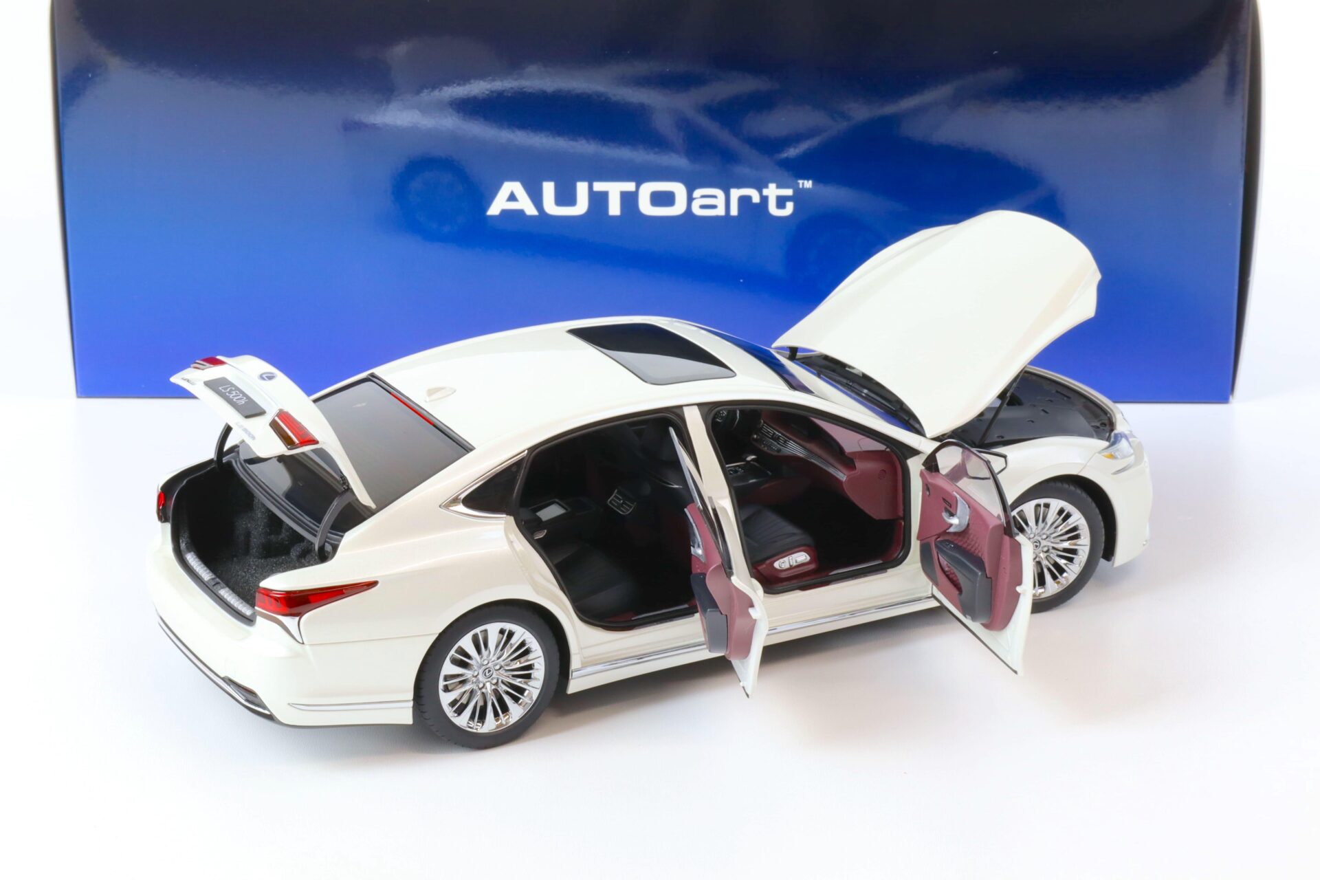 1:18 AUTOart Lexus LS 500h Limousine 2018 sonic white/ crimson& black 78866