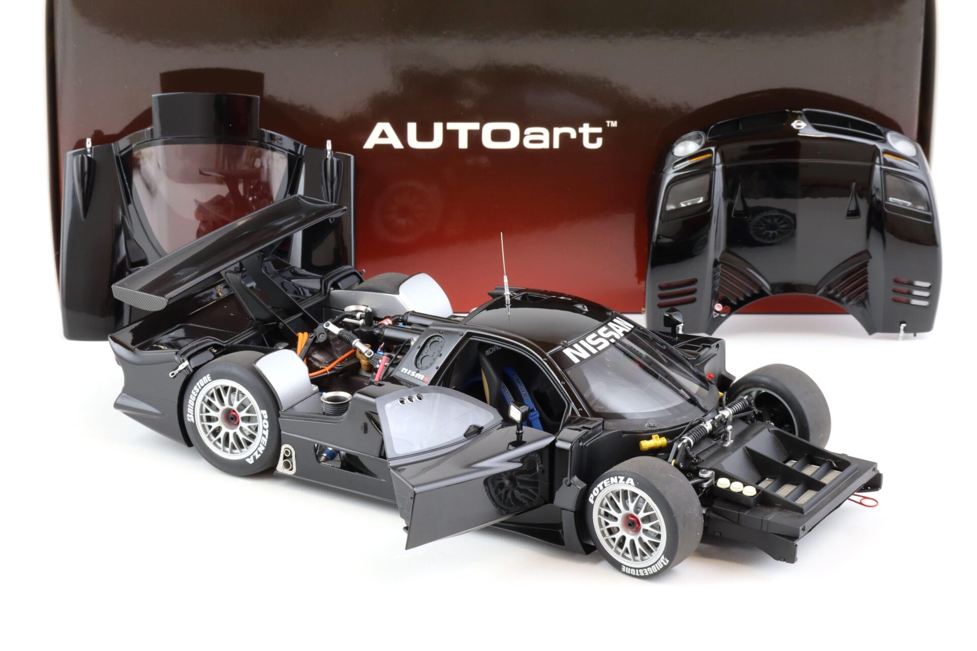 1:18 AUTOart Nissan R390 GT1 Le Mans 1998 black Die-Cast 89878