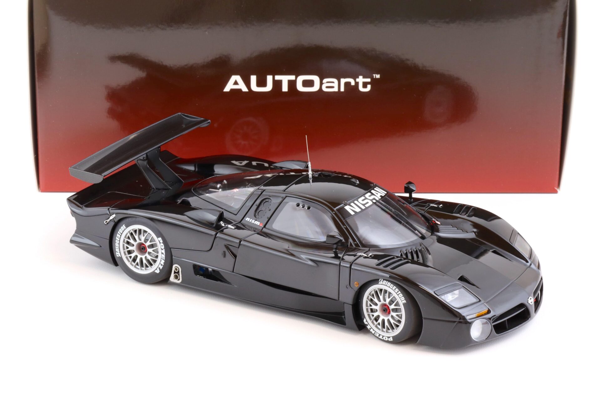 1:18 AUTOart Nissan R390 GT1 Le Mans 1998 black Die-Cast 89878