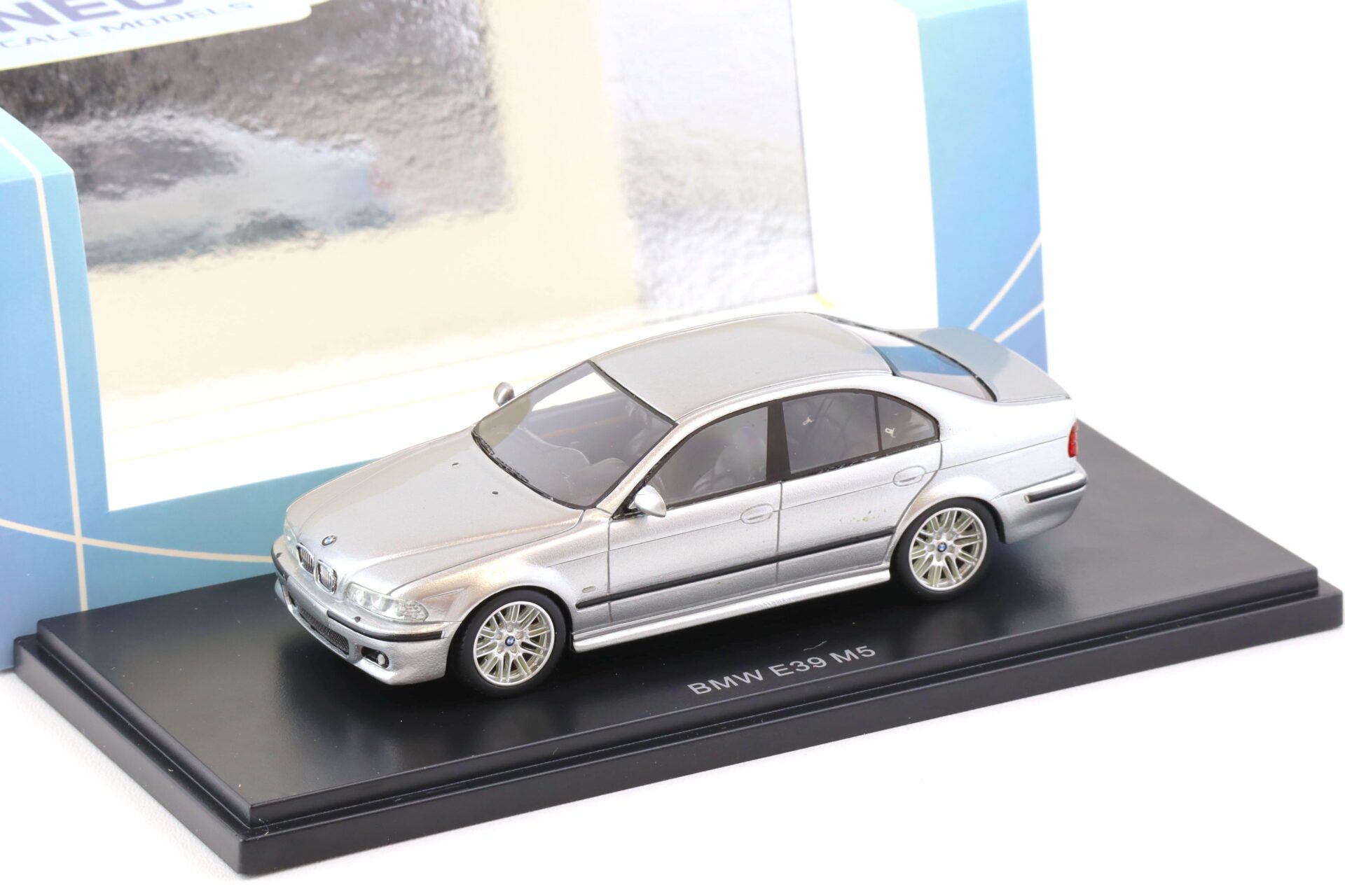 ID 70530 orig.jpg 1:43 NEO BMW M5 (E39) Limousine silver metallic NEO49583
