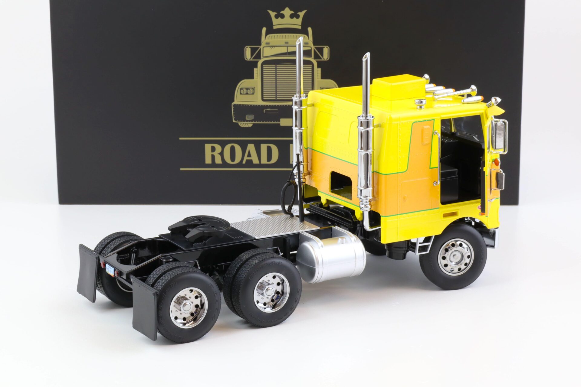 1:18 Road Kings LKW Peterbilt 352 Pacemaker 1977-1979 yellow/ brown