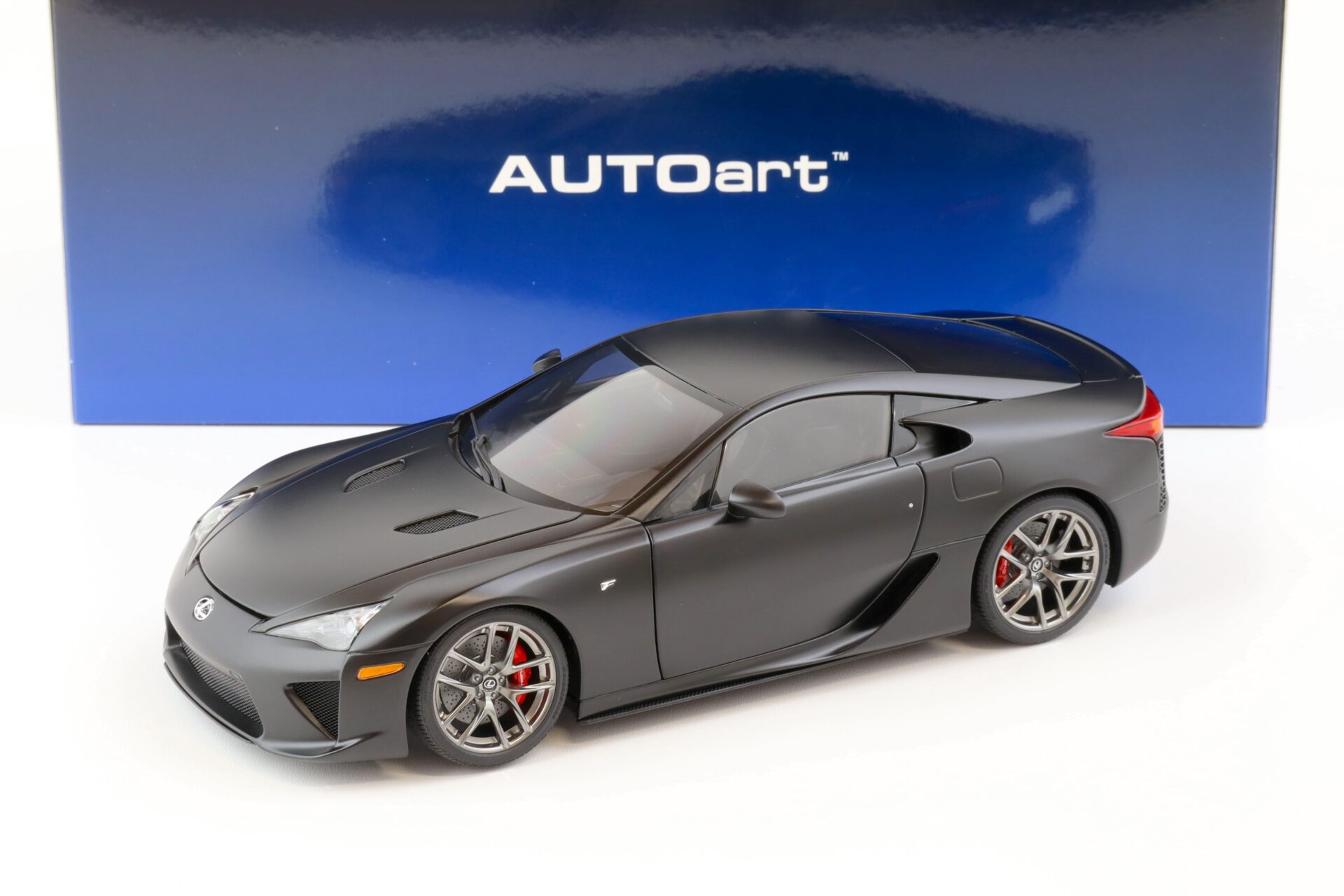 ID 70634 orig.jpg 1:18 AUTOart Lexus LFA 2010 matt black 78852