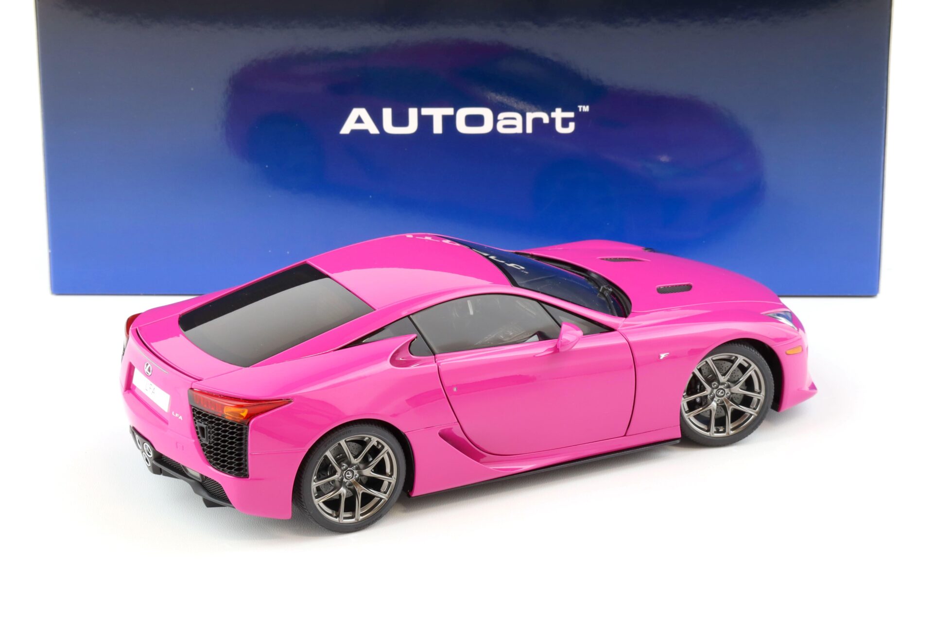 1:18 AUTOart Lexus LFA 2010 passionate pink 78859