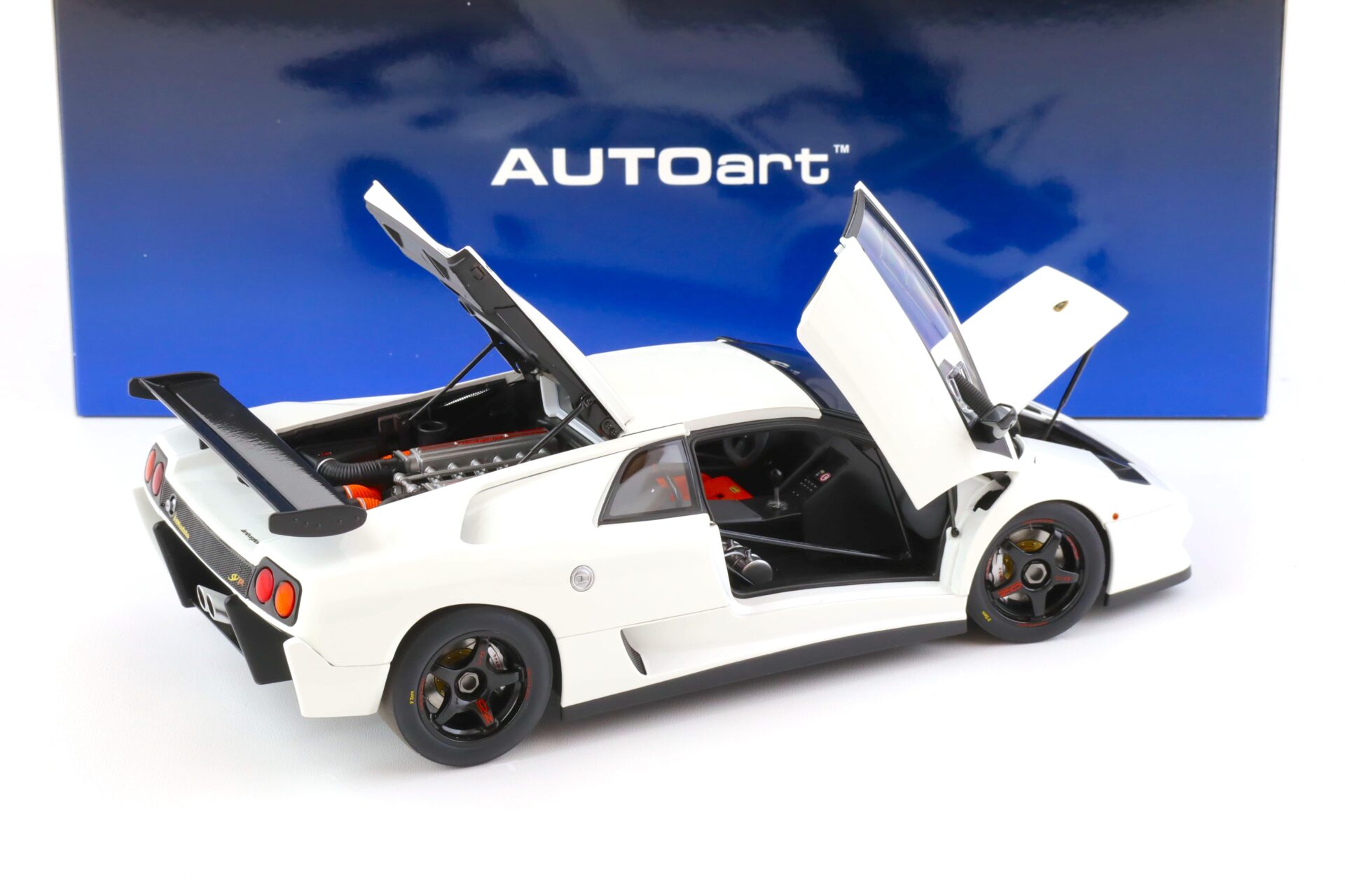 1:18 AUTOart Lamborghini Diablo SV-R 1996 Impact white 79149