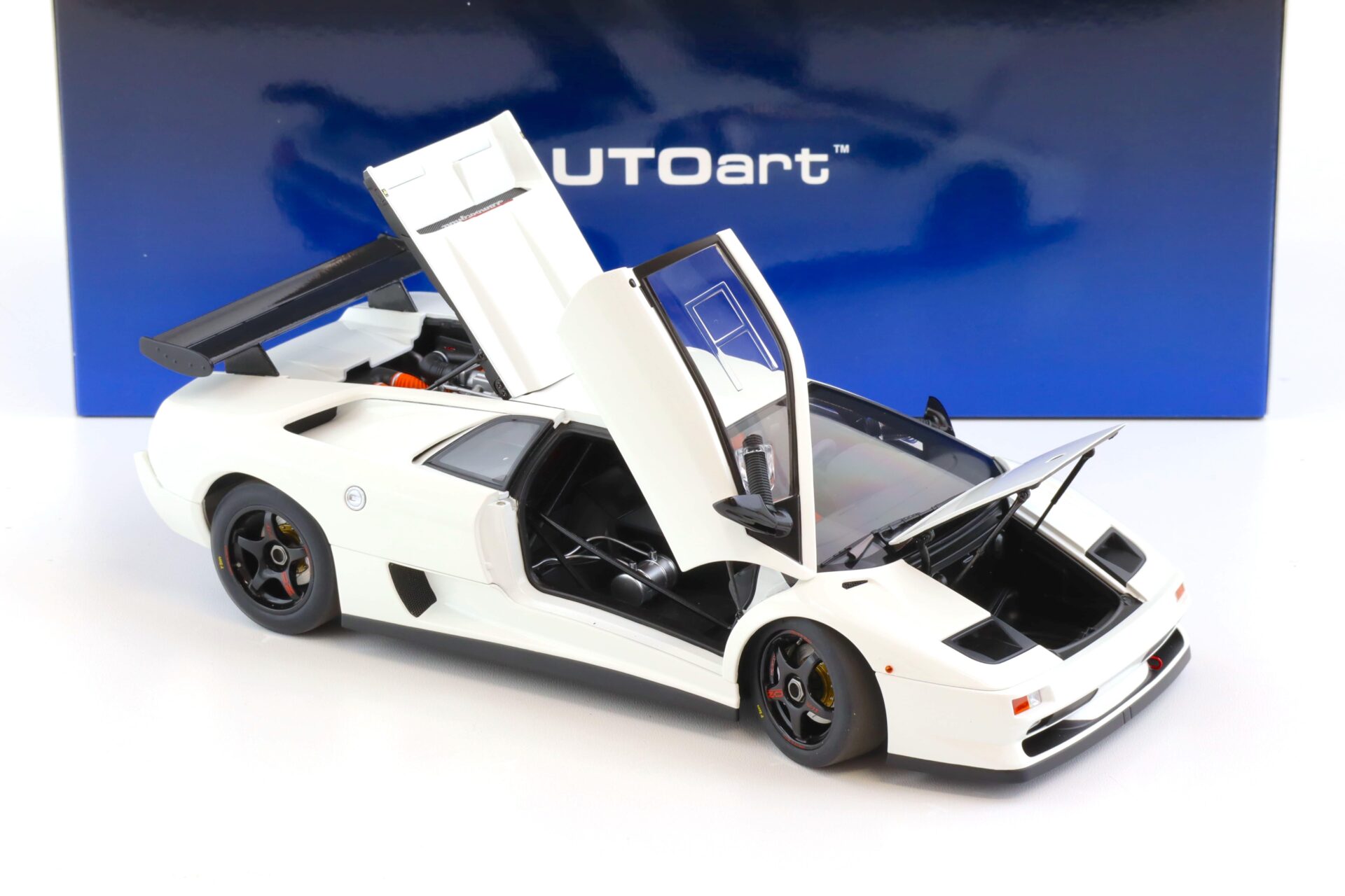 1:18 AUTOart Lamborghini Diablo SV-R 1996 Impact white 79149