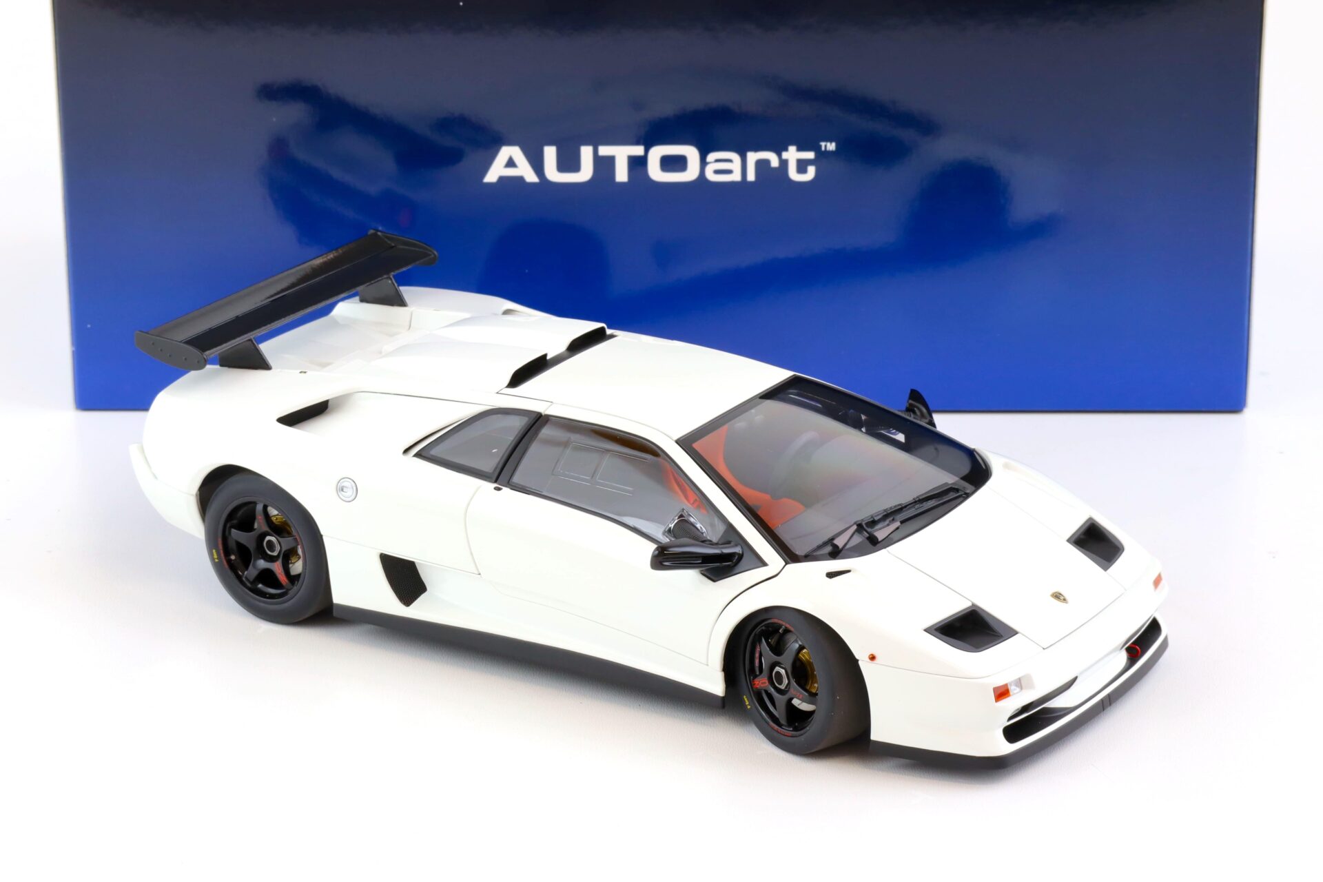 1:18 AUTOart Lamborghini Diablo SV-R 1996 Impact white 79149