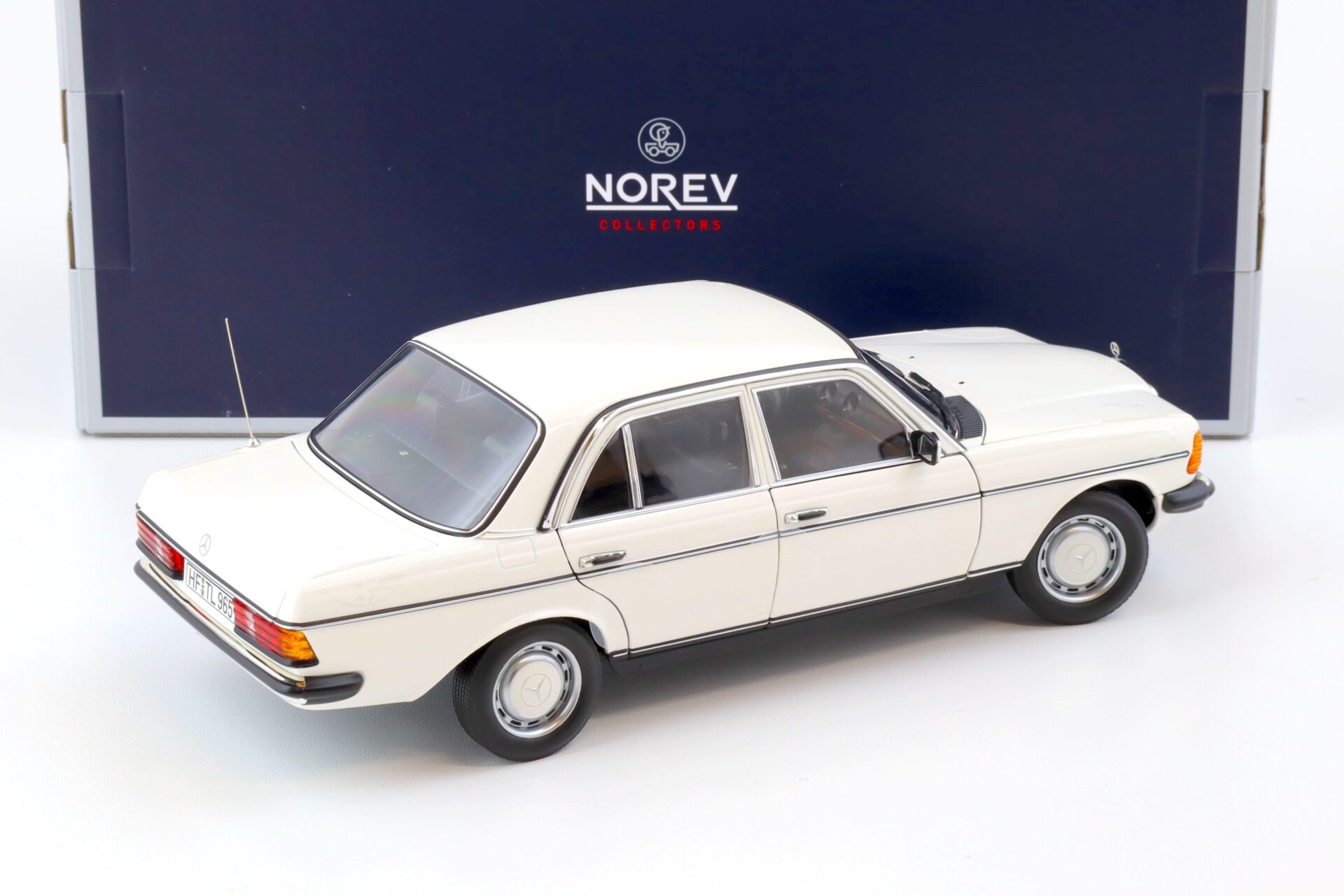 1:18 Norev Mercedes 200 W123 Limousine Classic white 183712