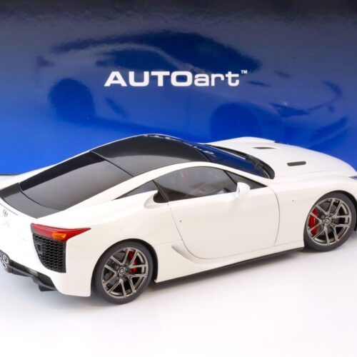 1:18 AUTOart Lexus LFA 2010 whitest white/ Carbon black roof 78851
