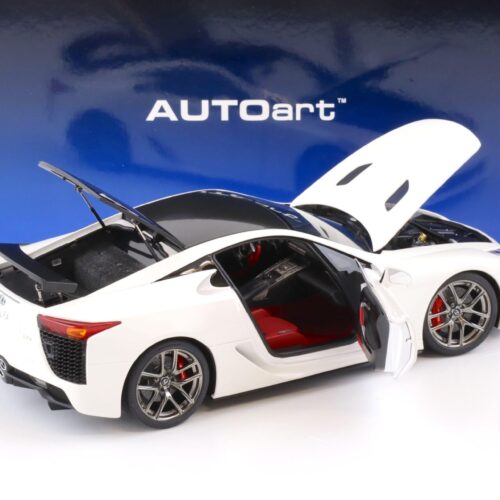 1:18 AUTOart Lexus LFA 2010 whitest white/ Carbon black roof 78851
