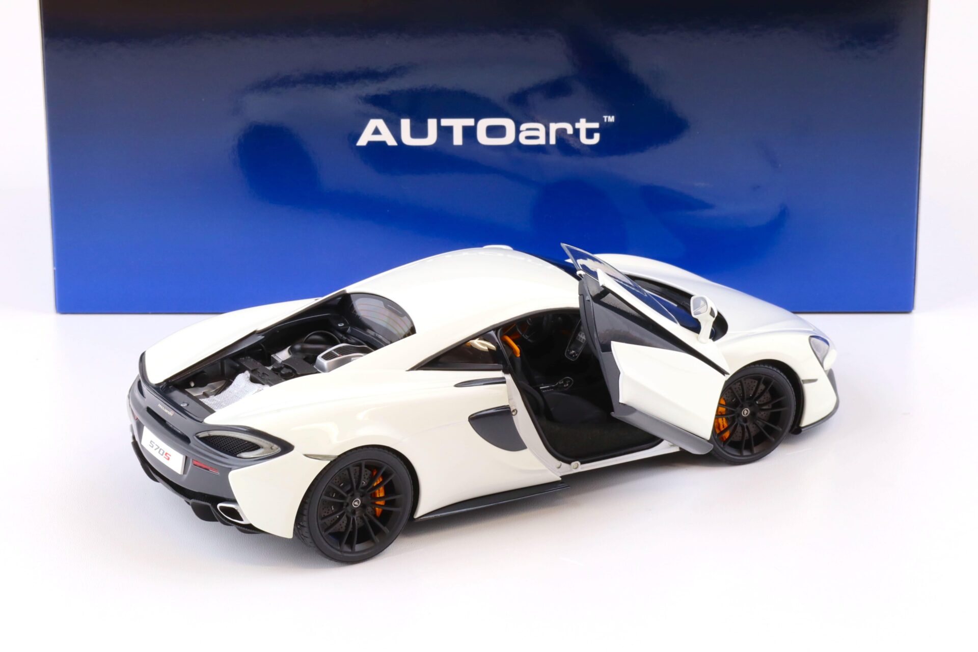 1:18 AUTOart McLaren 570S Coupe 2016 white/ black accents 76041