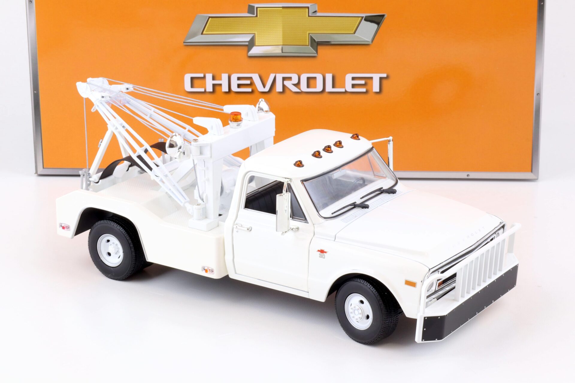 1:18 Greenlight 1968 Chevrolet C-30 Dually Wrecker Abschlepper white