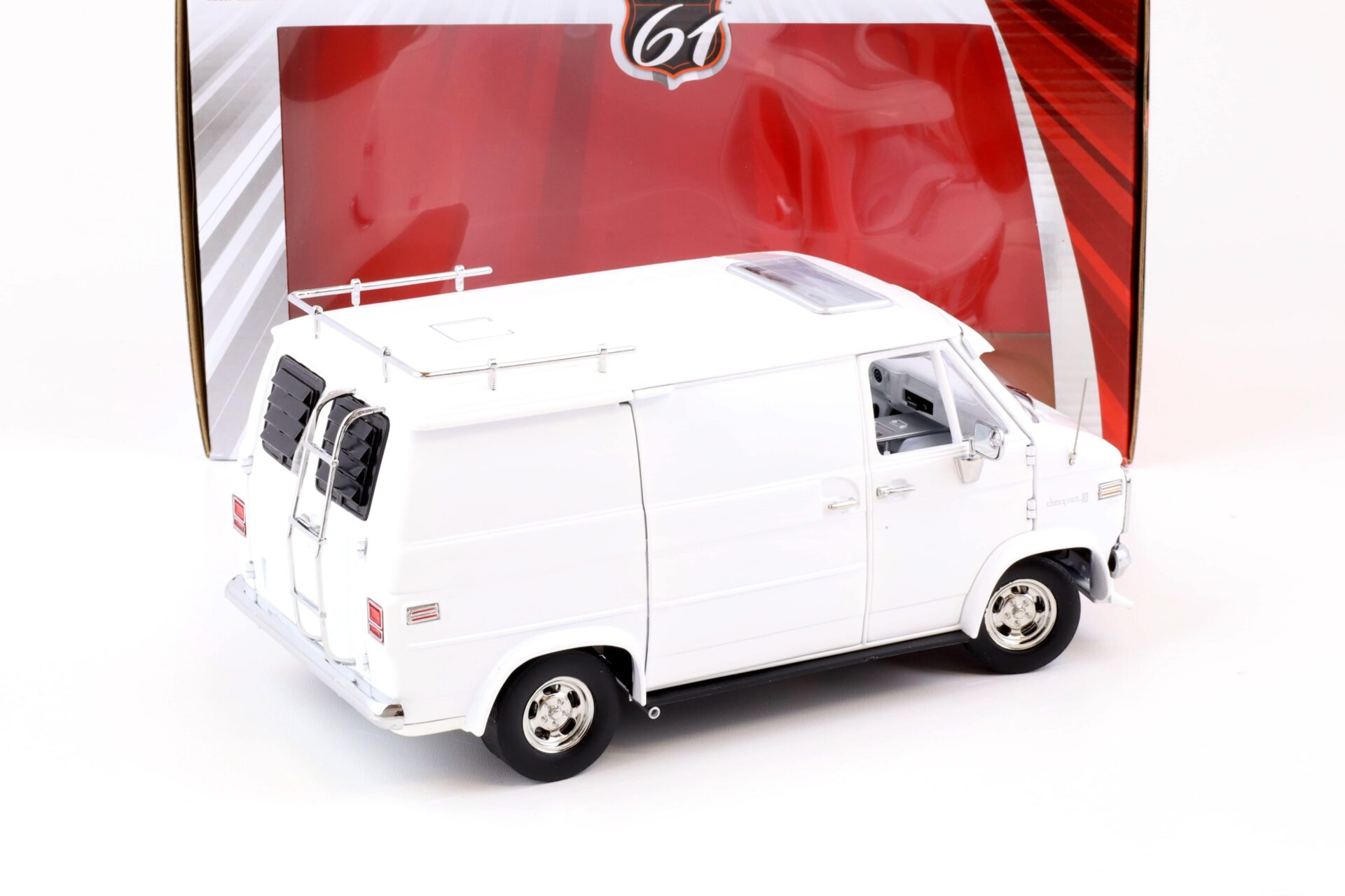 1:18 Highway61 Chevrolet G-Series VAN 1976 white with Ladder roof rack