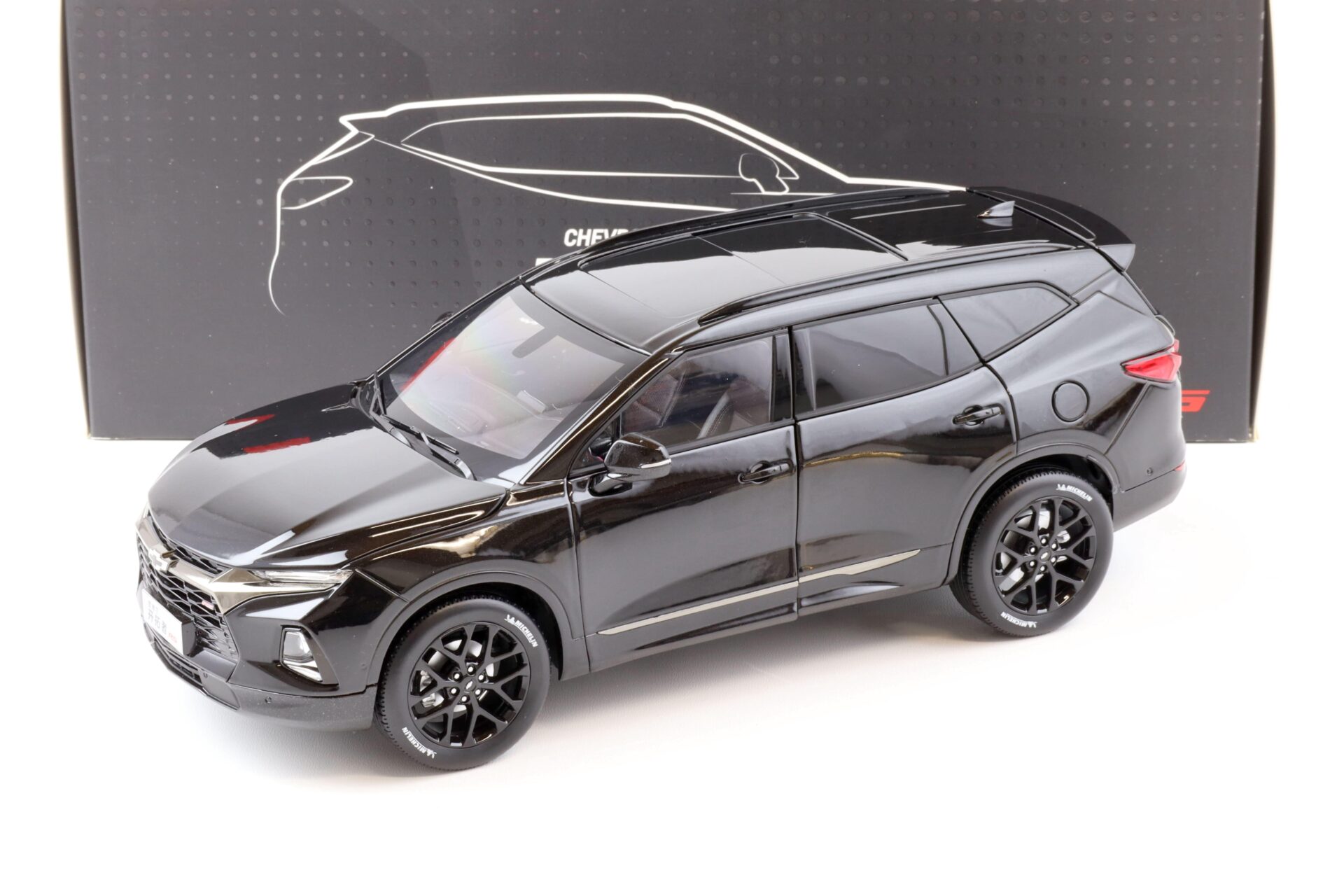 ID 72290 orig.jpg 1:18 SAIC GM Chevrolet Blazer RS black 2020 DEALER VERSION