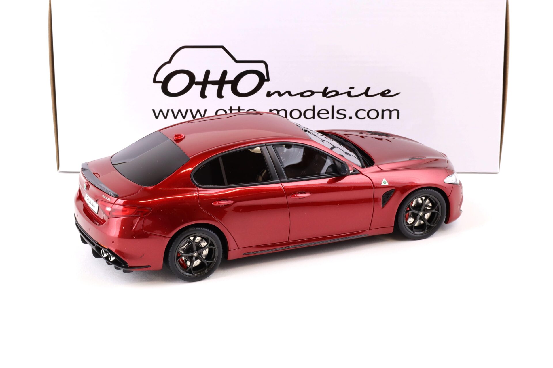 1:18 OTTO mobile OT284 Alfa Romeo Giulia QV Quadriofoglio Verde 2016 red