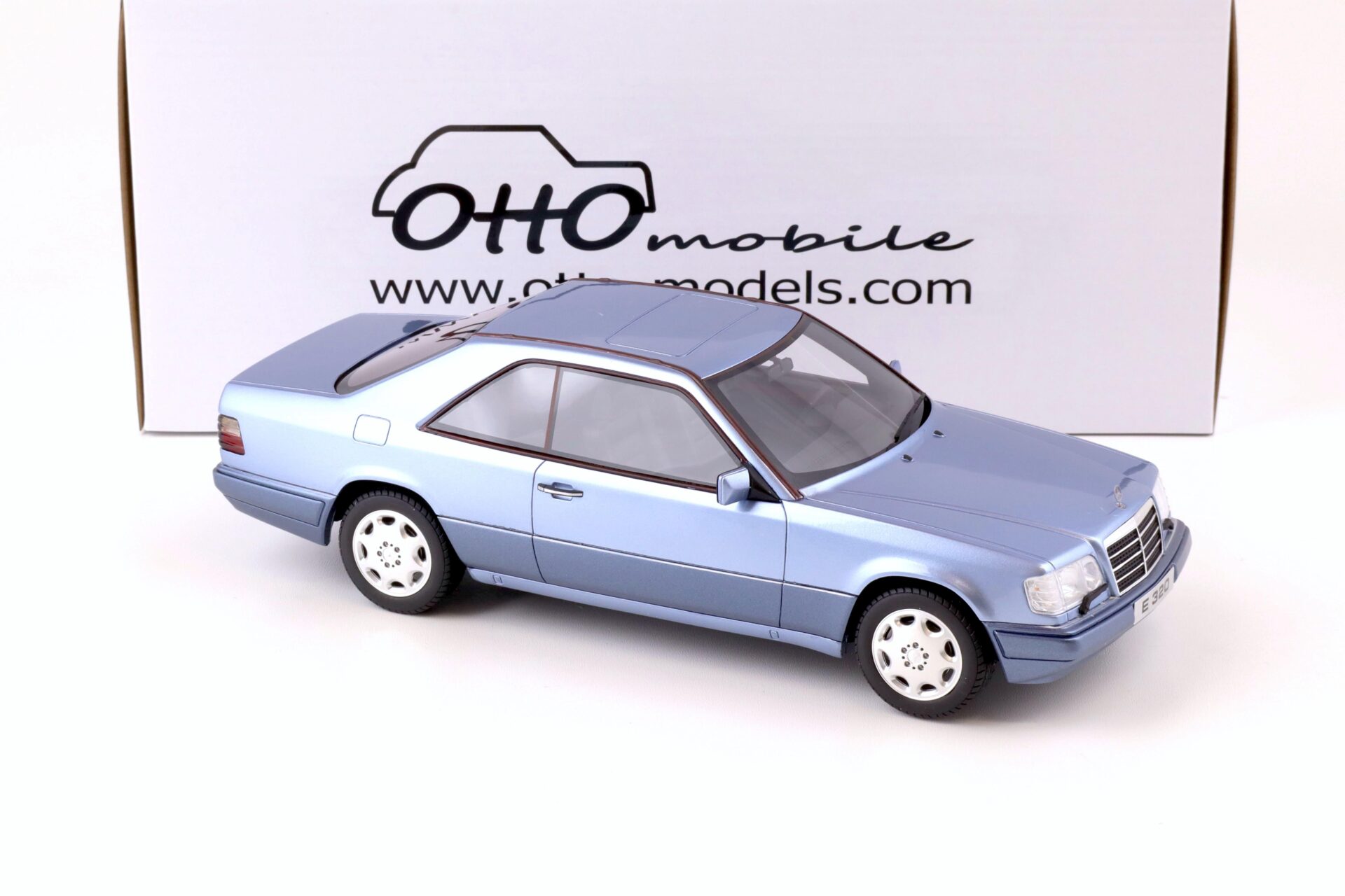 1:18 OTTO mobile OT682 Mercedes E320 (C124) Coupe 1986 blue metallic