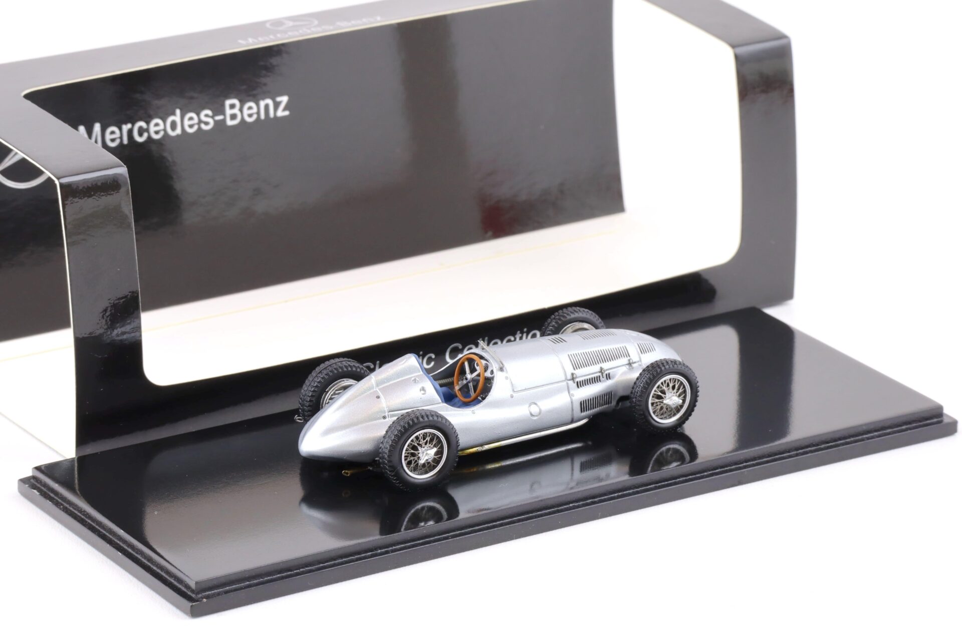 1:43 Spark Mercedes W165 Silberpfeil silver 1939 DEALER VERSION