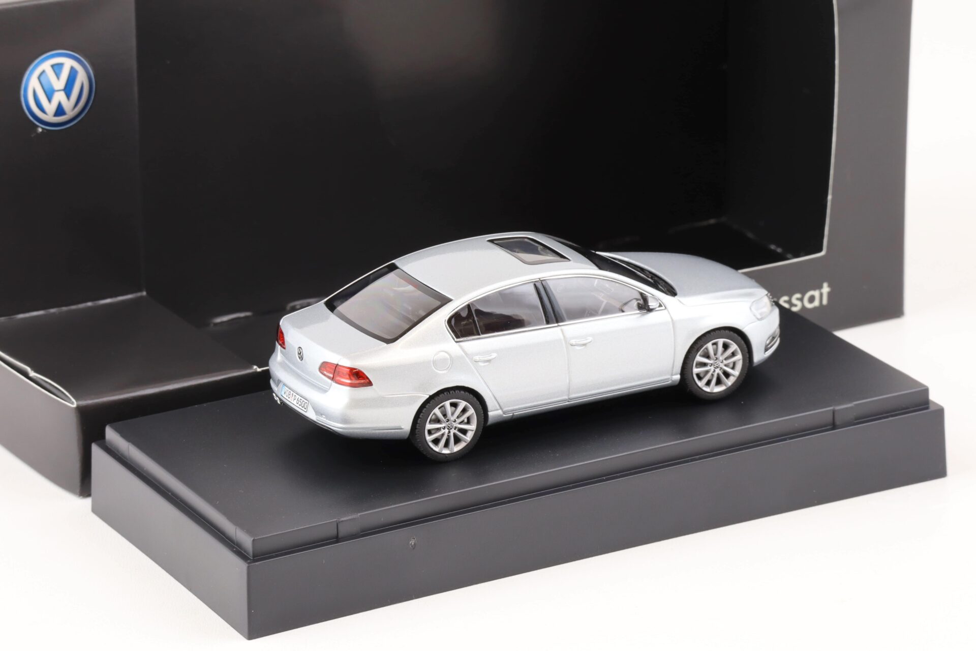 1:43 Schuco VW Passat B7 Limousine silver metallic DEALER VERSION