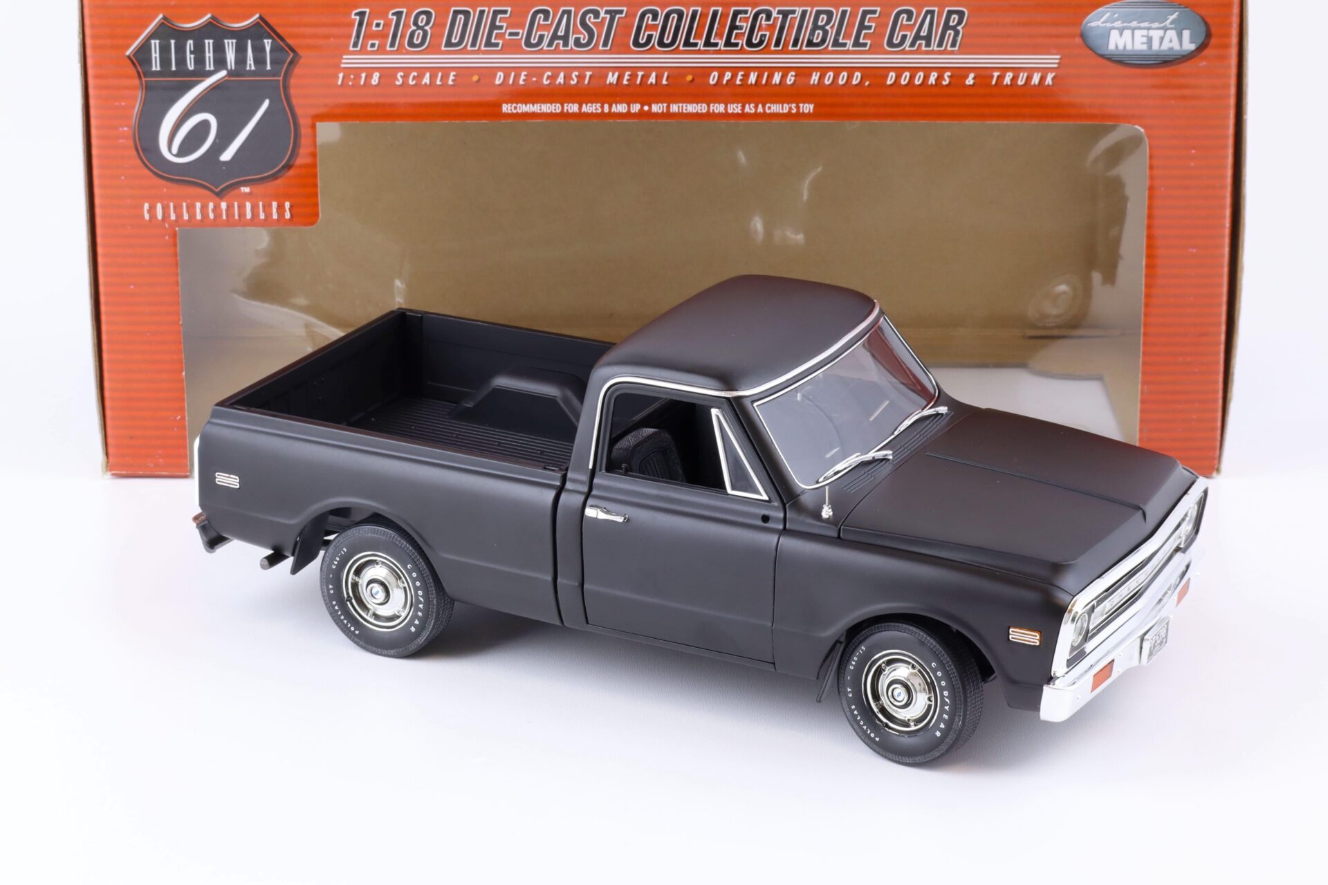 1:18 Highway61 Chevrolet Fleetside Pickup matt black 50878