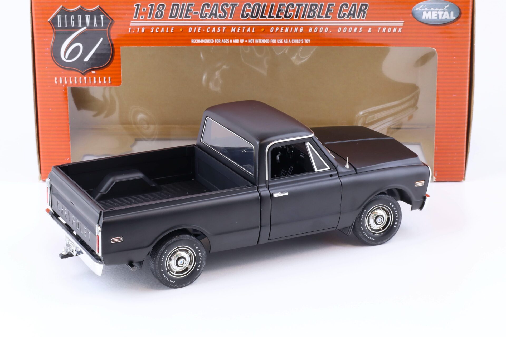 1:18 Highway61 Chevrolet Fleetside Pickup matt black 50878
