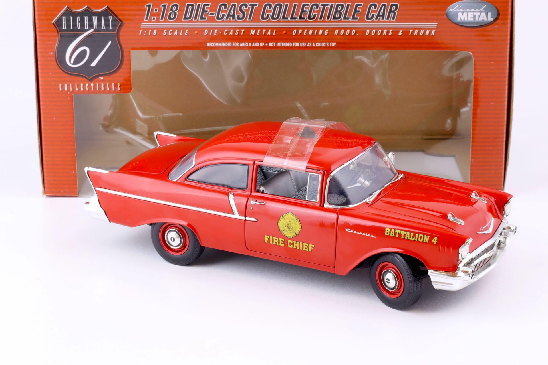 1:18 Highway61 Chevrolet 150 Utility Sedan Fire Chief 1957 red 50544