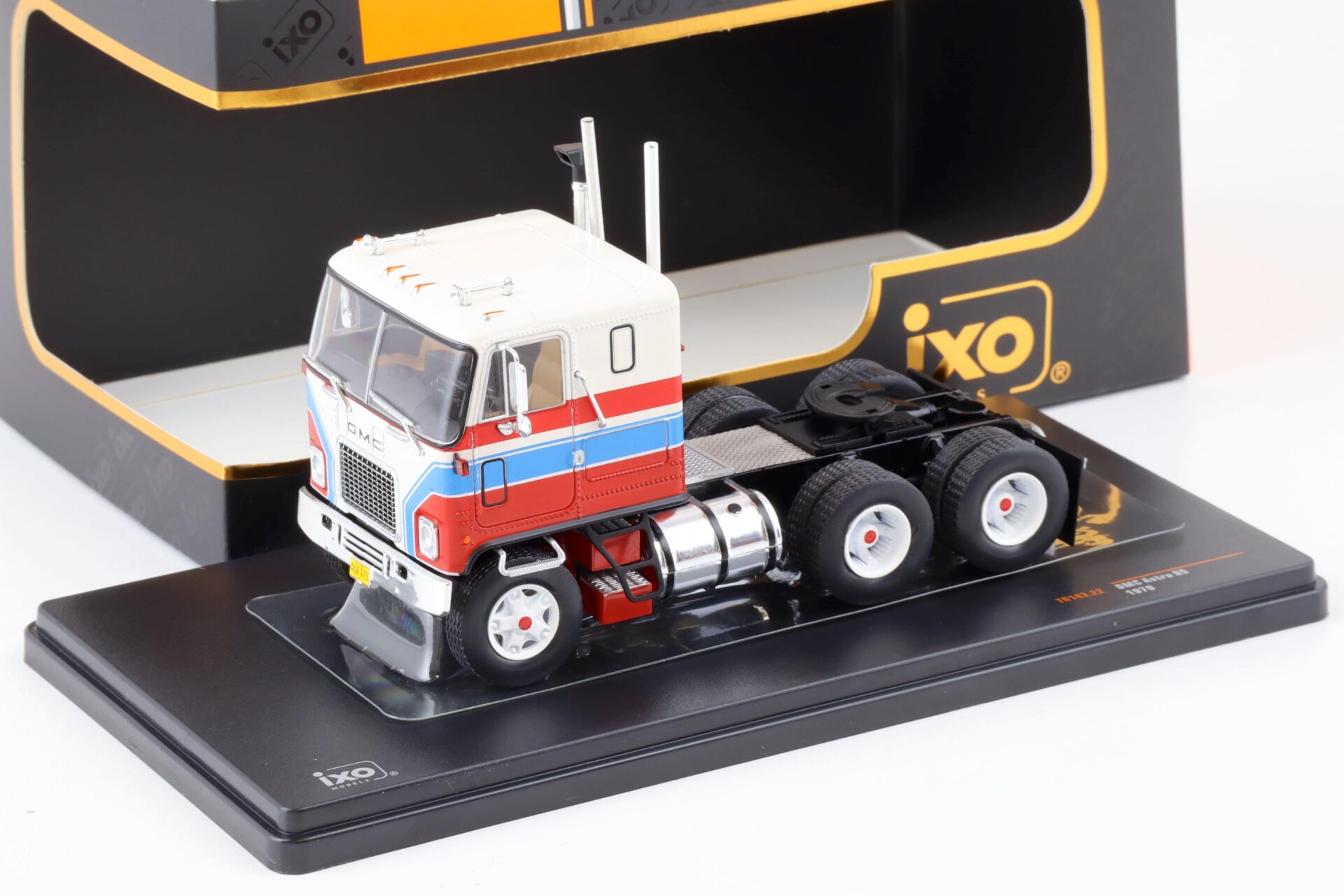 1:43 IXO GMC Astro 95 Truck white/ red/ blue 1970