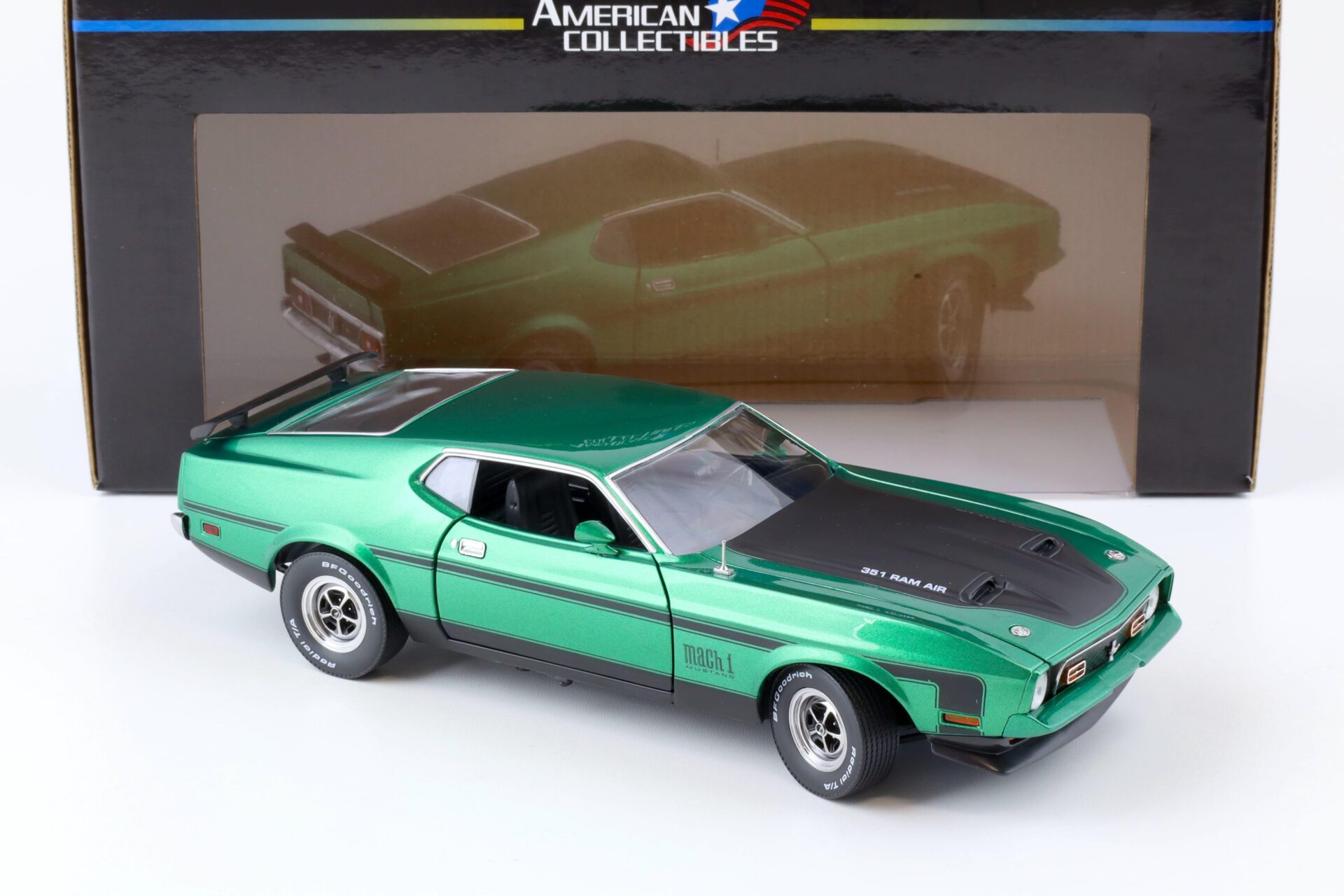 1:18 Sun Star 1971 Ford Mustang Mach 1 Coupe Ram Air 351 green metallic