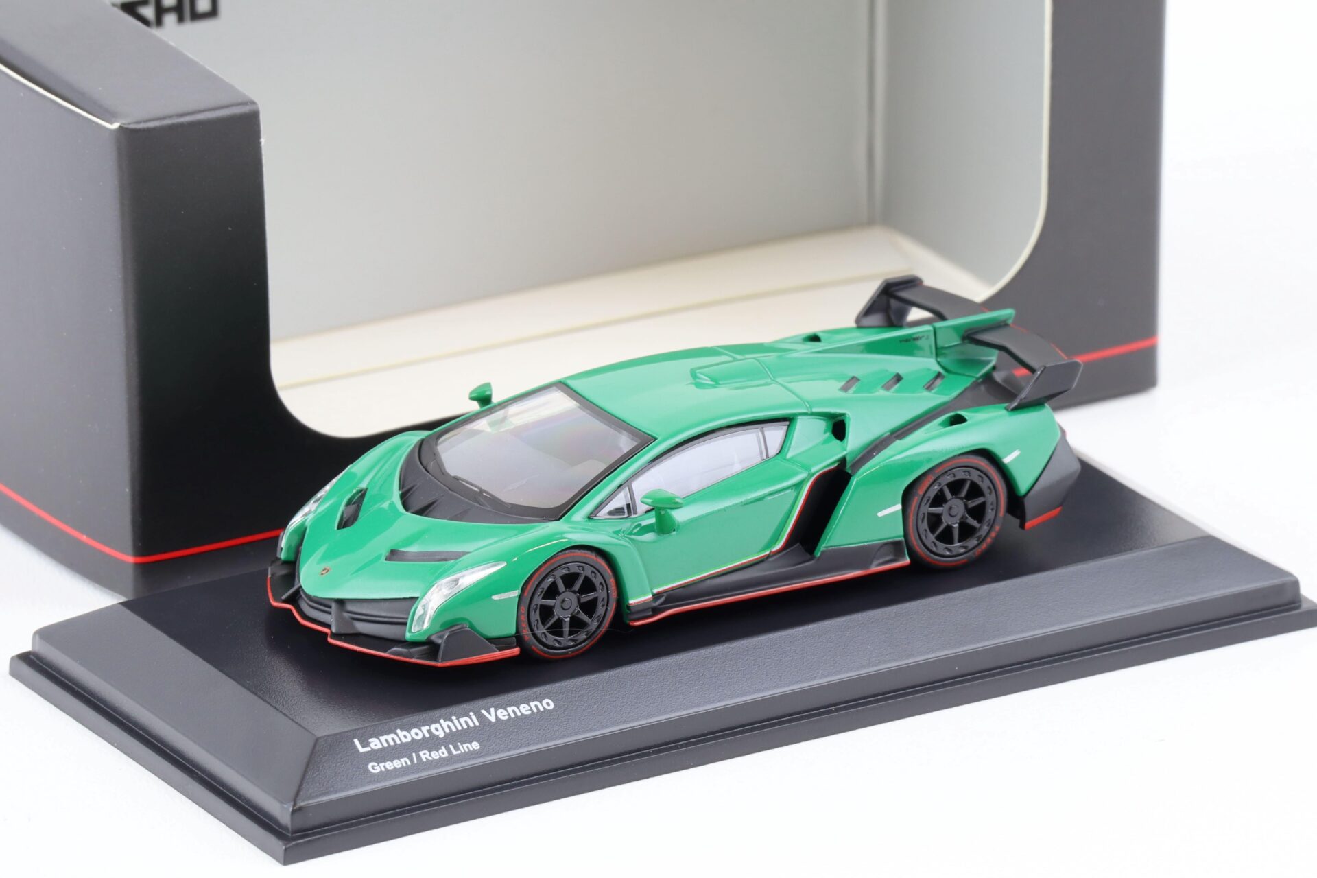 ID 75555 orig.jpg 1:64 Kyosho Lamborghini Veneno Coupe green/ red Line
