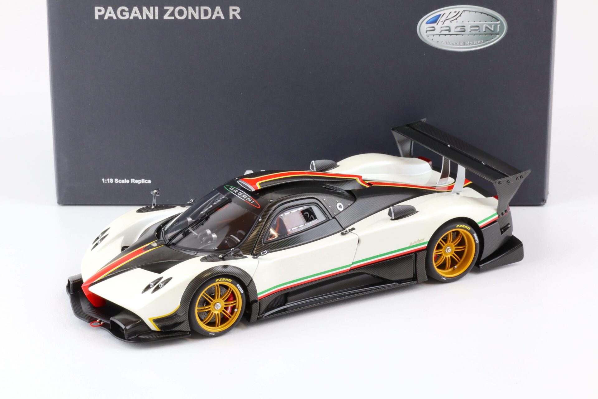 ID 75691 orig.jpg 1:18 AUTOart Pagani Zonda R white 78262