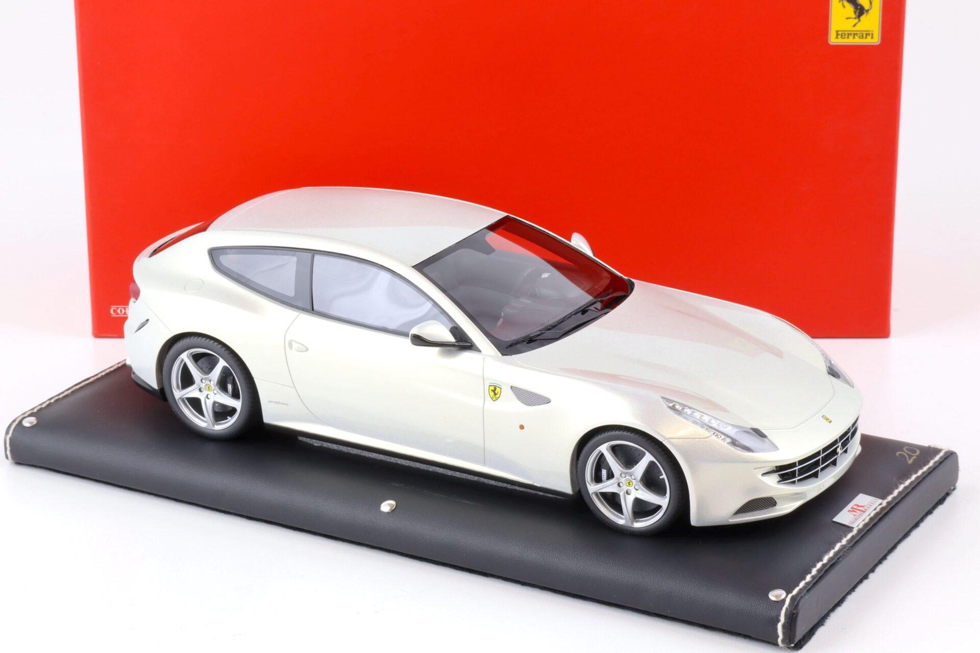 1:18 MR Collection Ferrari FF white/ silver pearl FERR04B