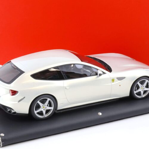 1:18 MR Collection Ferrari FF white/ silver pearl FERR04B