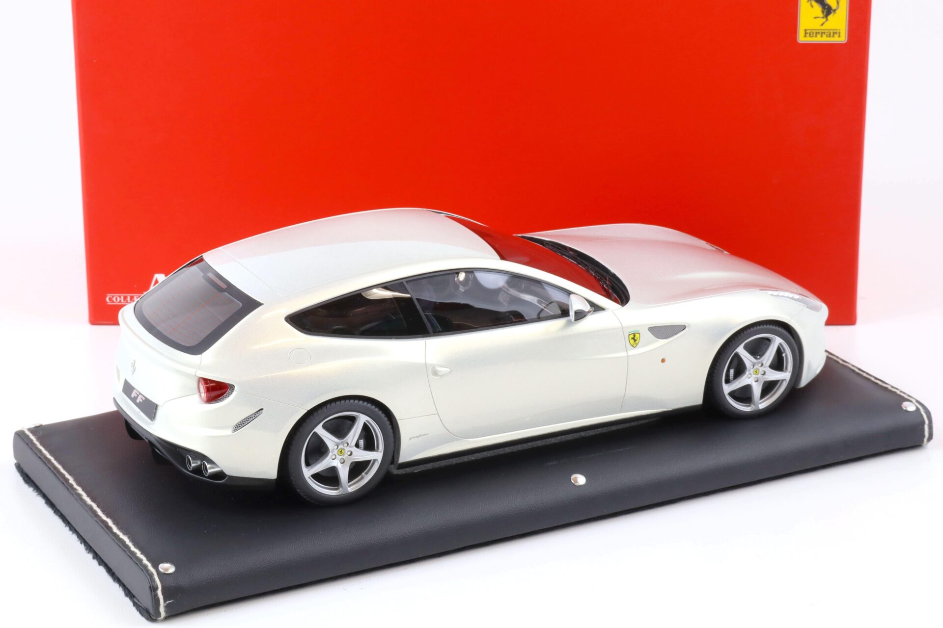 1:18 MR Collection Ferrari FF white/ silver pearl FERR04B