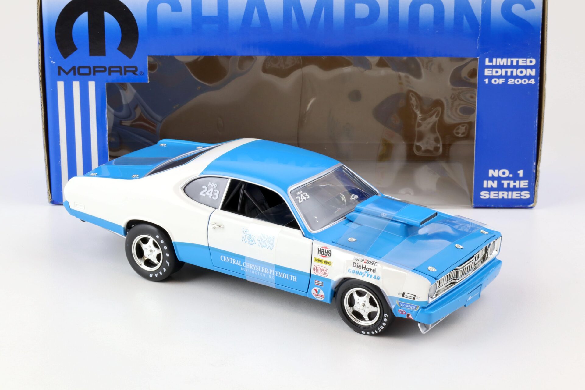 1:18 ERTL 1972 Plymouth Duster Roy Hill MOPAR Champions white/ blue