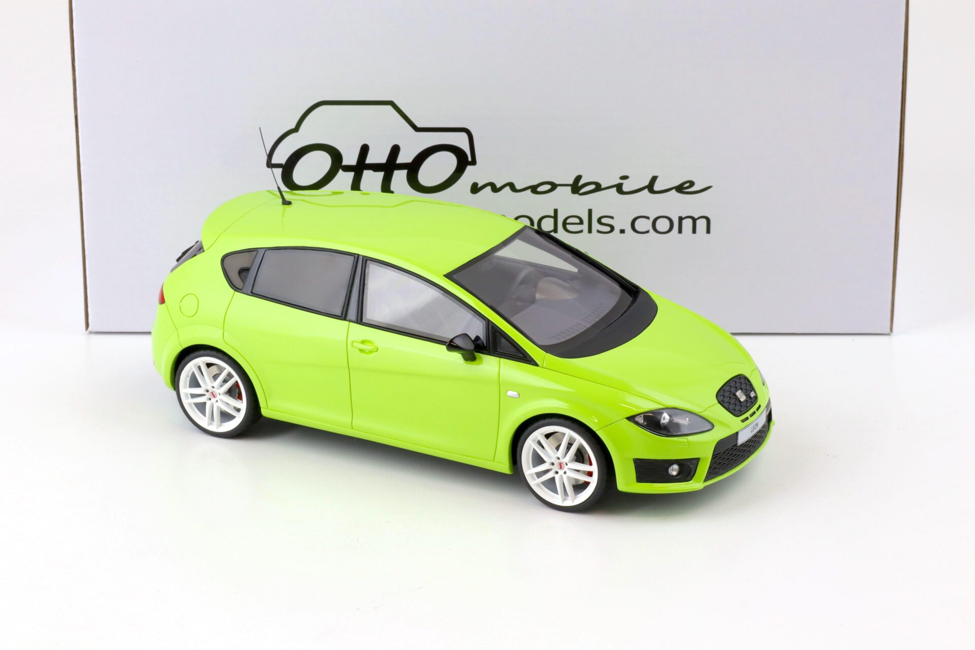 1:18 OTTO mobile OT404 Seat Leon MK2 Cupra R green 2020